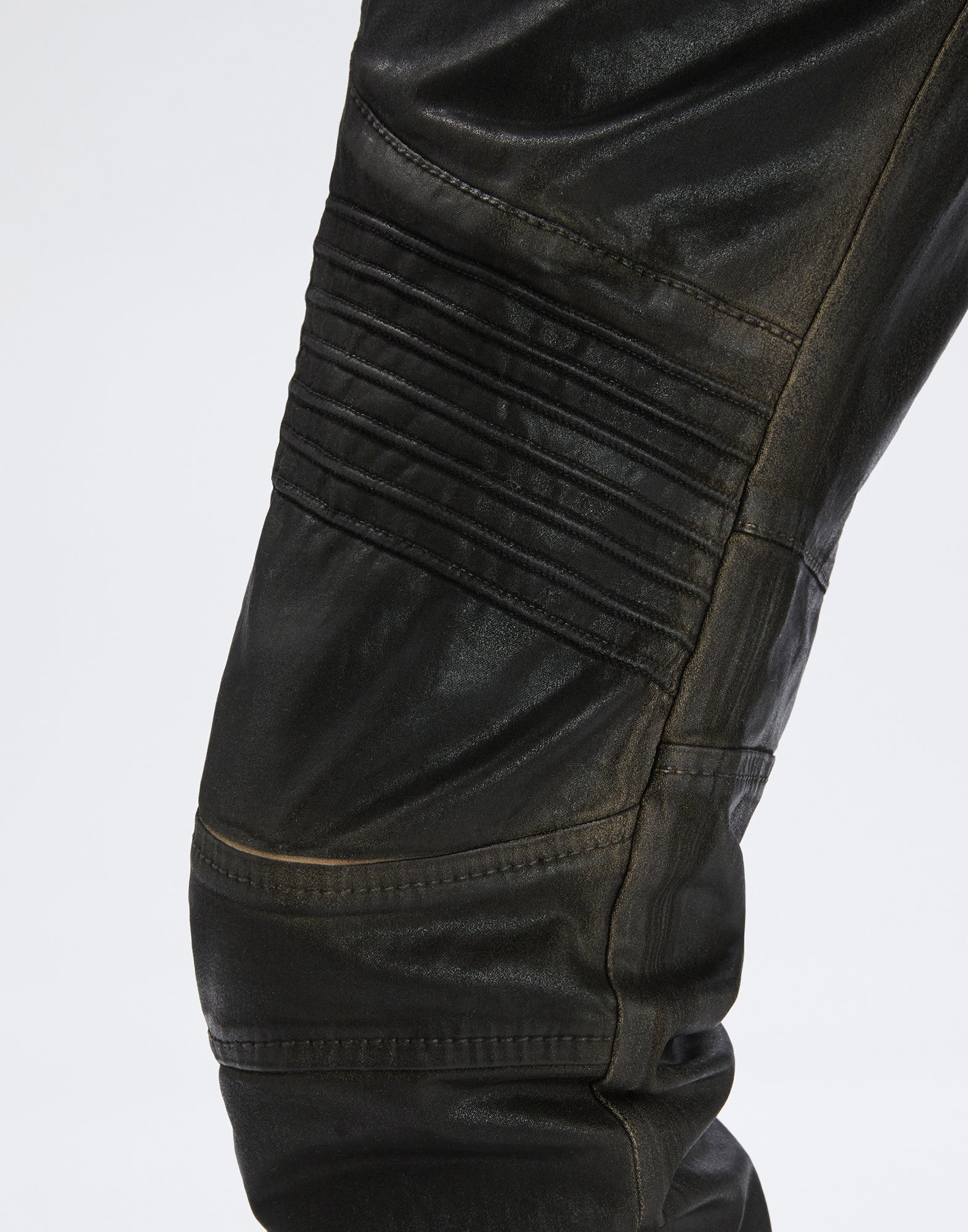 Detailed view: The knee of the INKLING jeans featuring biker-style elastic topstitching and a leather-like effect, medium weight, compact handfeel.