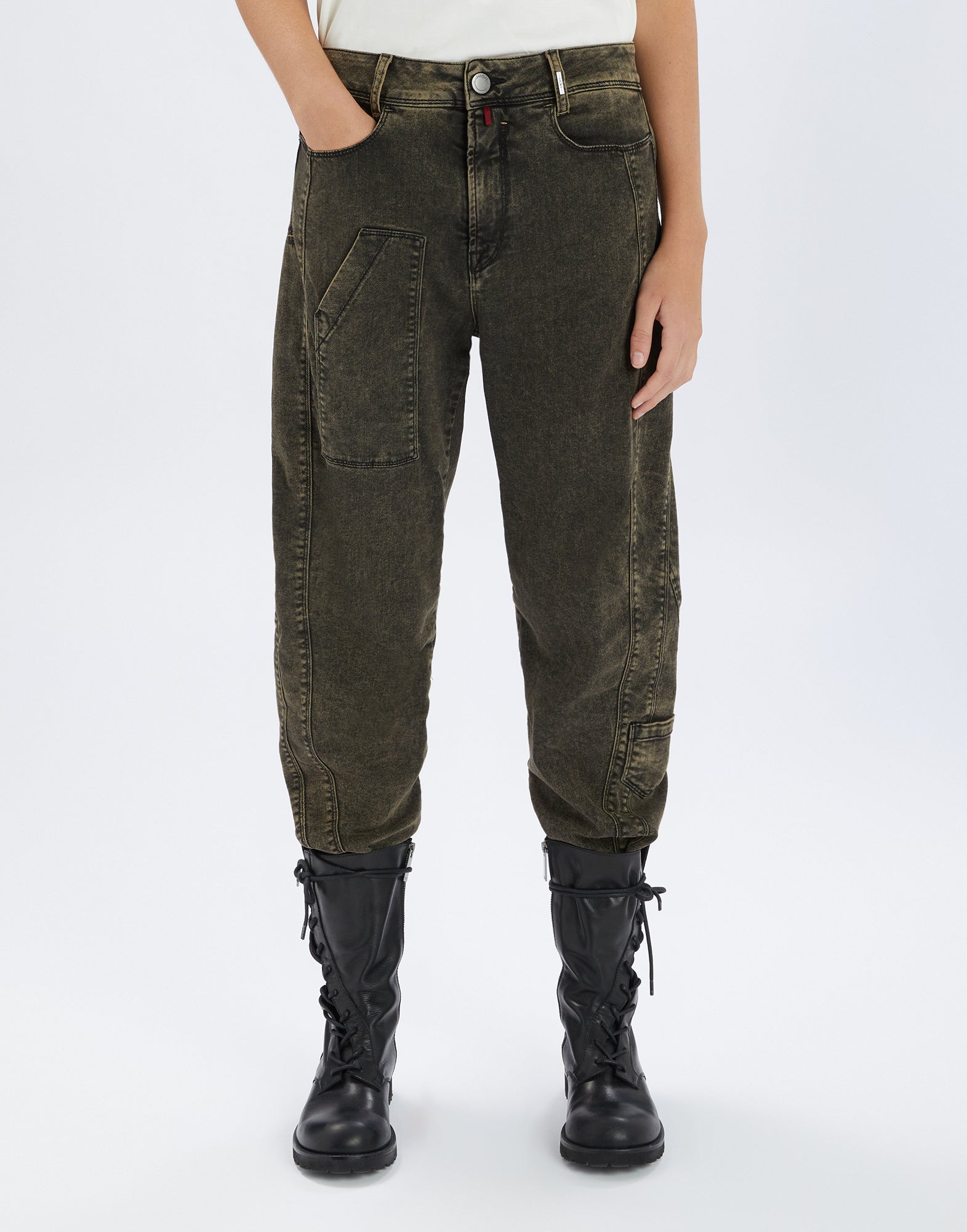 Front view: person wears WIDE LEG SADDLE jeans with wide, straight leg, used-effect, visible topstitching, and patch pockets. Hands in pockets.