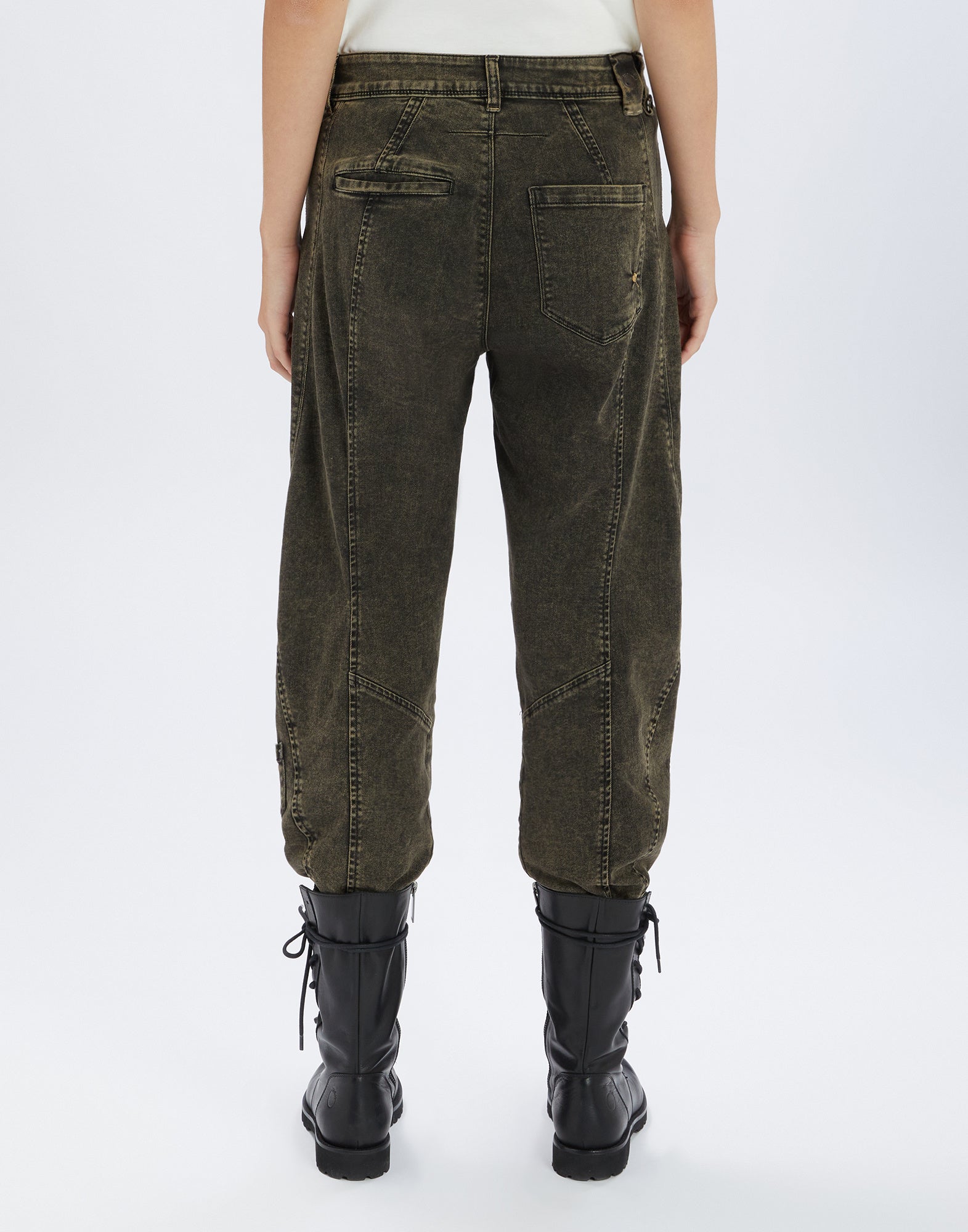 Rückansicht einer Person, die die WIDE LEG SADDLE Jeans in dunklem Used-Look trägt. Sichtbar sind Gesäßtaschen, Steppnähte und maskuline Passform.