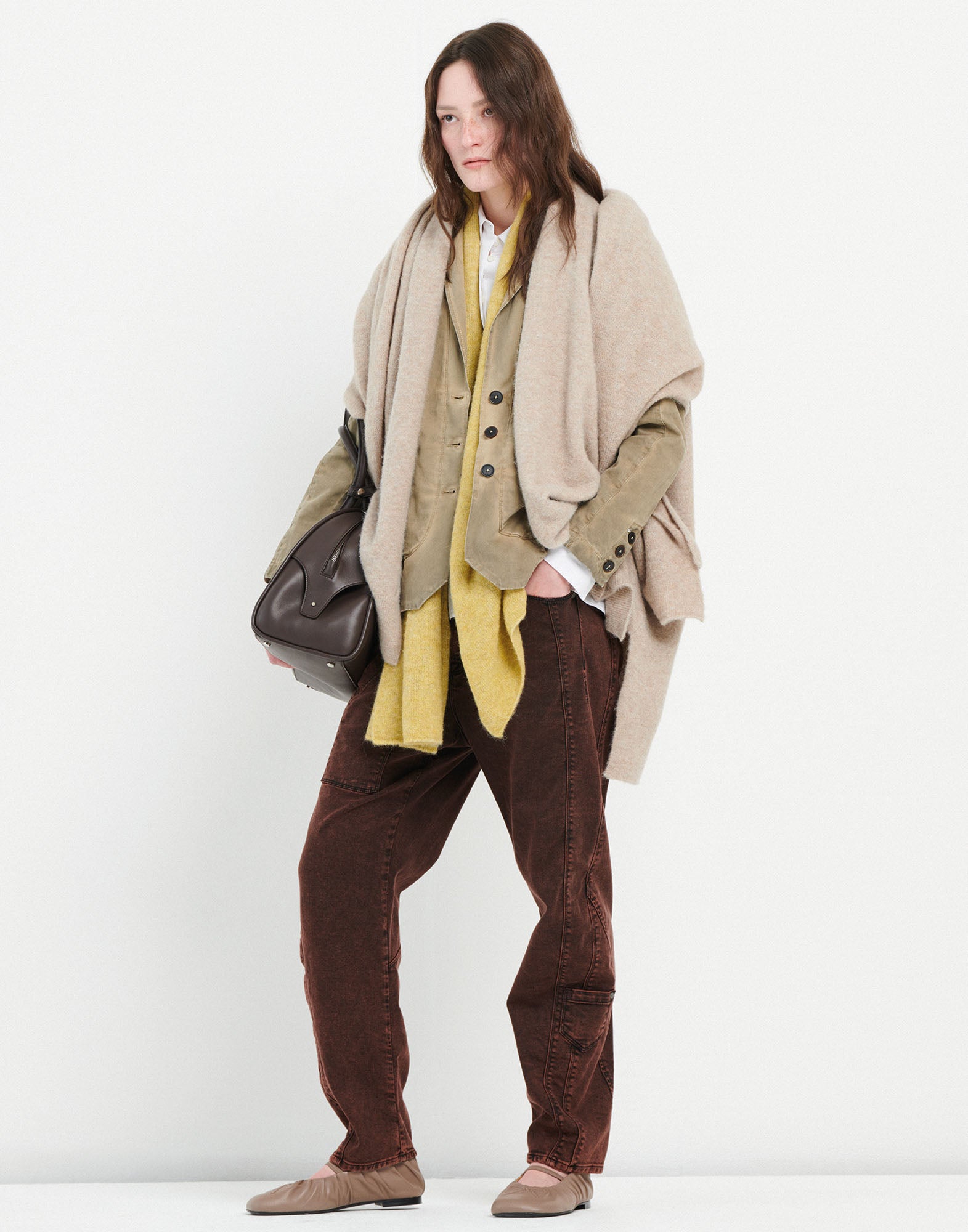 Front view: Person wears the WIDE LEG SADDLE jeans with wide, straight legs and used effect in dark wash, featuring visible seams and side pockets.