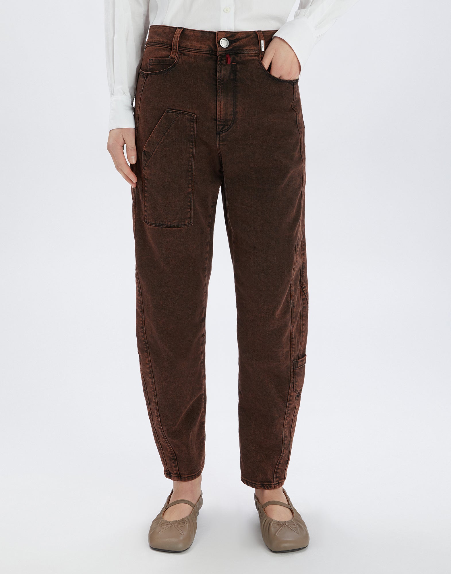 Frontalansicht: Person trägt WIDE LEG SADDLE Jeans in braun mit Used-Effekt, geradem Bein, auffälligen Schattierungen, mehreren Taschen und sichtbaren Nähten.