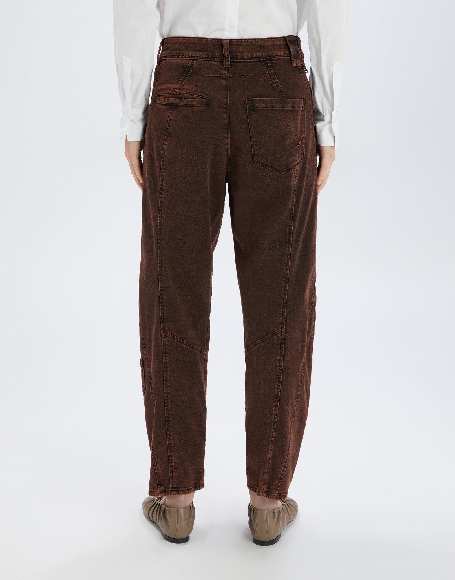 Rear view: Die WIDE LEG SADDLE Jeans mit weiter, gerader Passform, braunem Used-Effekt, sichtbaren Nähten und aufgesetzten Gesäßtaschen. Person steht aufrecht.