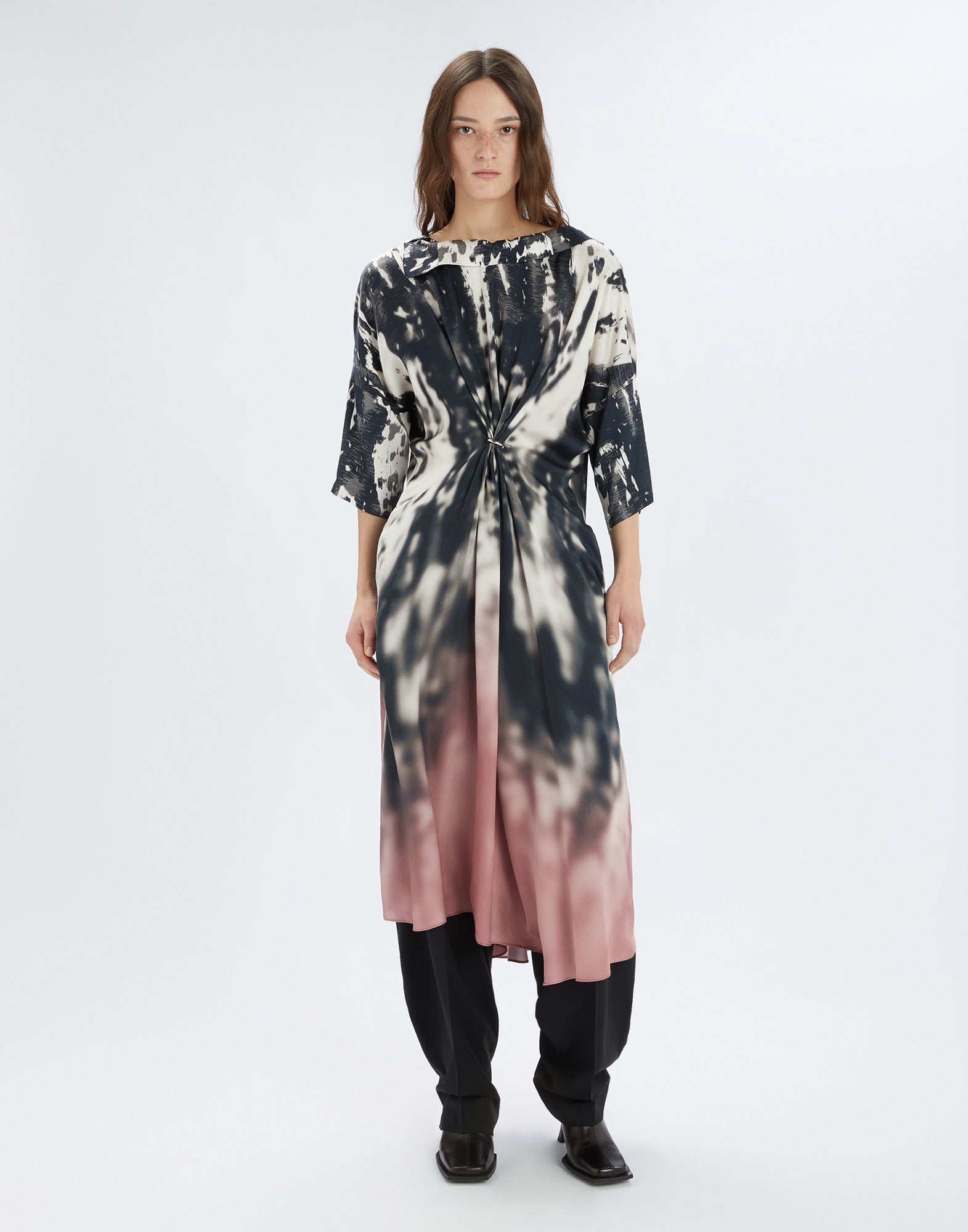 Frontalansicht des STOP PRESS Kleids mit abstraktem Schwarz-Weiß-Rose-Pink-Verlauf, D-Ring-Detail vorne, asymmetrischer Länge und Dreiviertelärmeln.