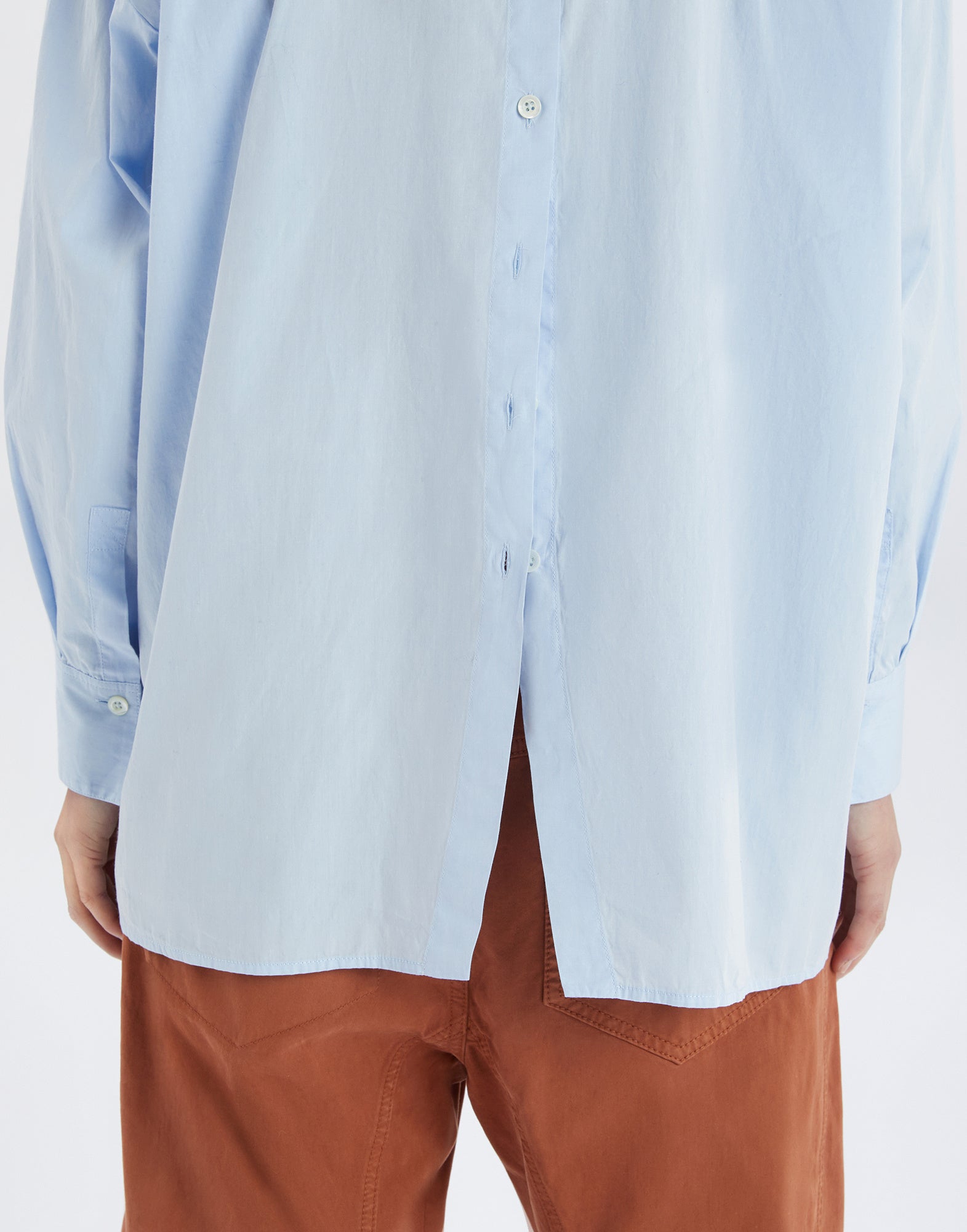 Detailansicht: Das DEADLINE Hemd aus hellblauer Baumwolle wird von hinten getragen, zeigt den mittigen, teilweise geöffneten Rückenverschluss und Manschetten.