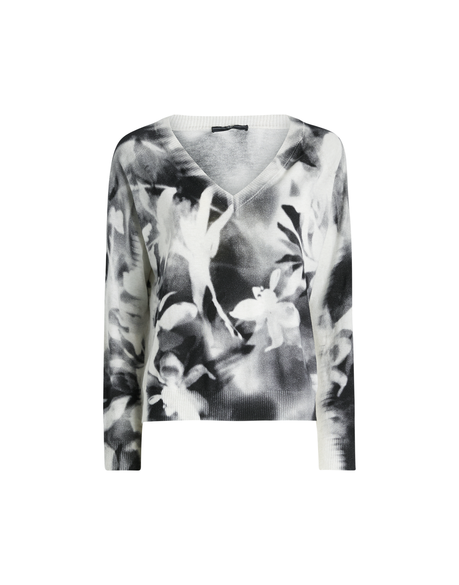 Frontalansicht des Pullovers CECILIA mit floralem, schattiertem Druck in Weiß und Schwarz, weitem V-Ausschnitt und gerippten Bündchen an Saum und Ärmeln.
