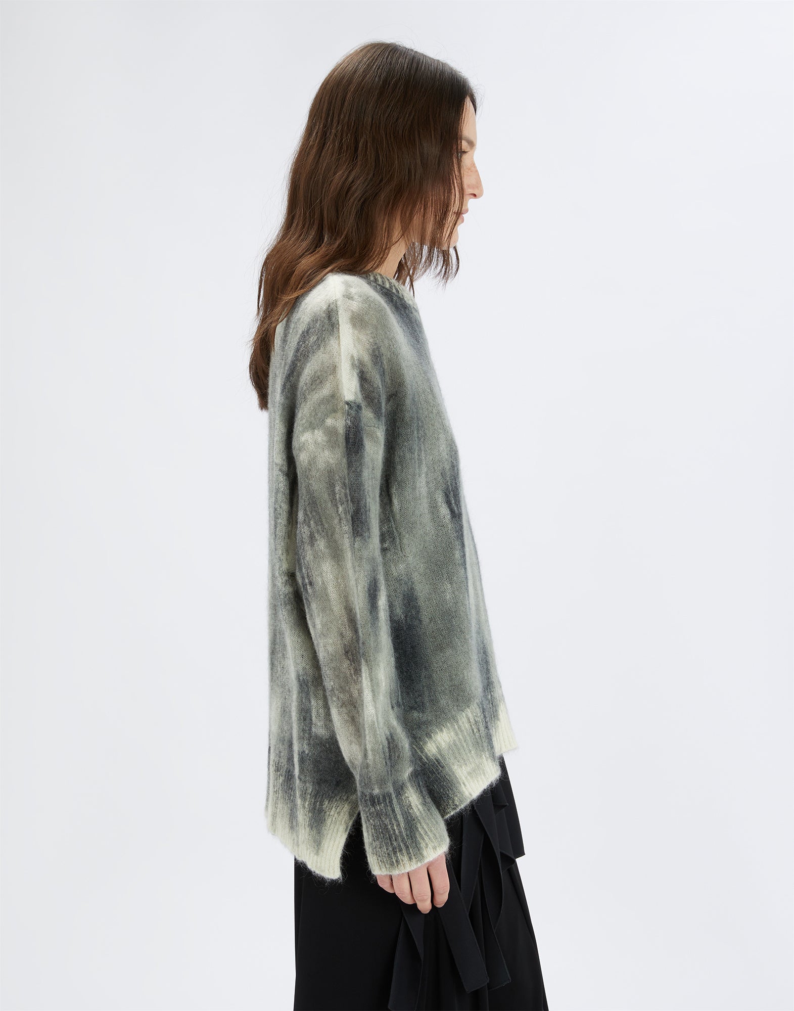 Seitenansicht des NEUTRON Pullovers mit boxy Schnittform, harmonischem Farbverlauf und weichem, flauschigem Mohair-Alpaka-Material. Gerippte Bündchen, runder Saum und lange Ärmel.