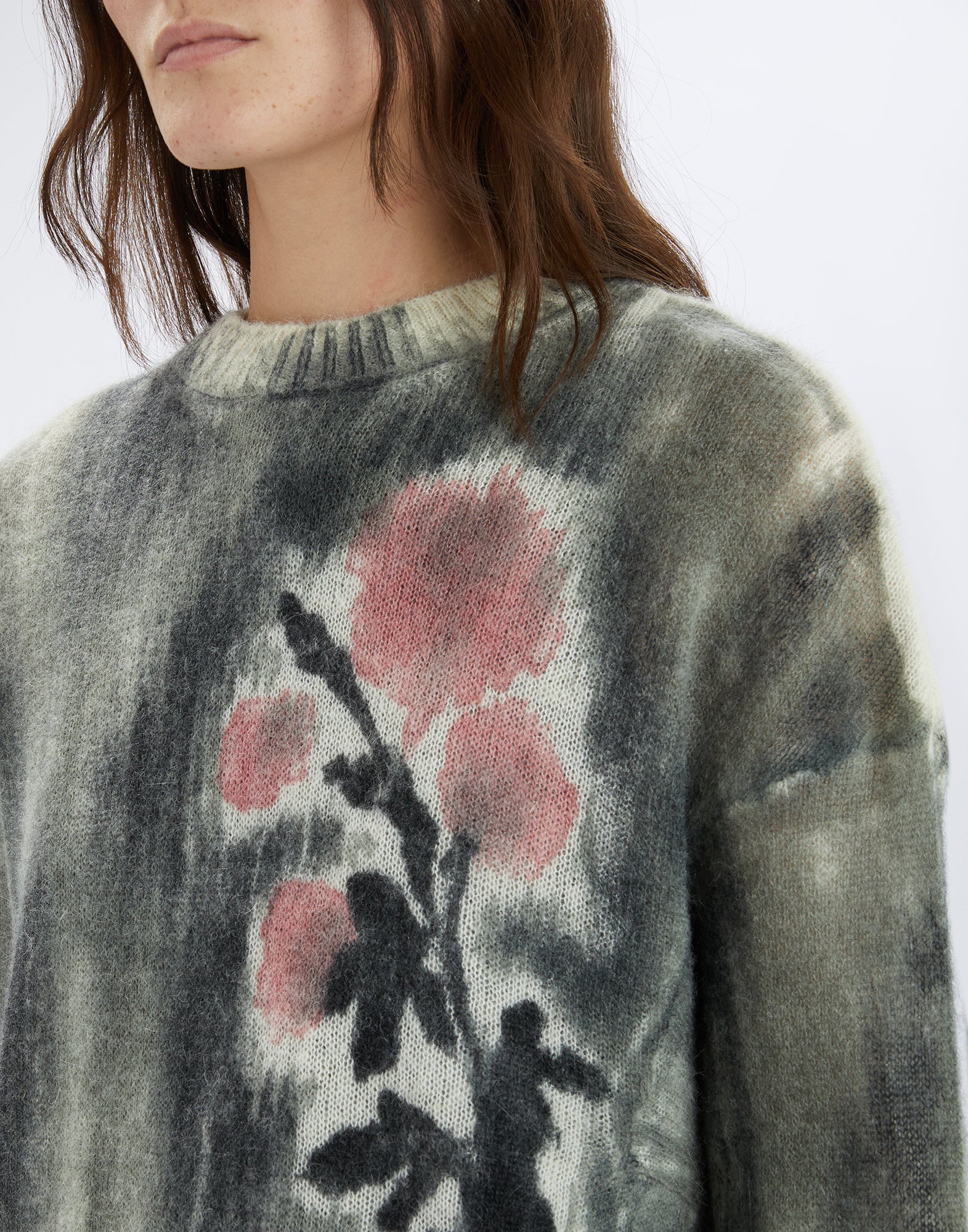 Detailansicht, frontal: NEUTRON Pullover mit boxy Schnitt, harmonischem Farbverlauf und rosa Blumenmotiv links, gerippter Rundhalsausschnitt, weiches Mohair-Alpaka-Garn.