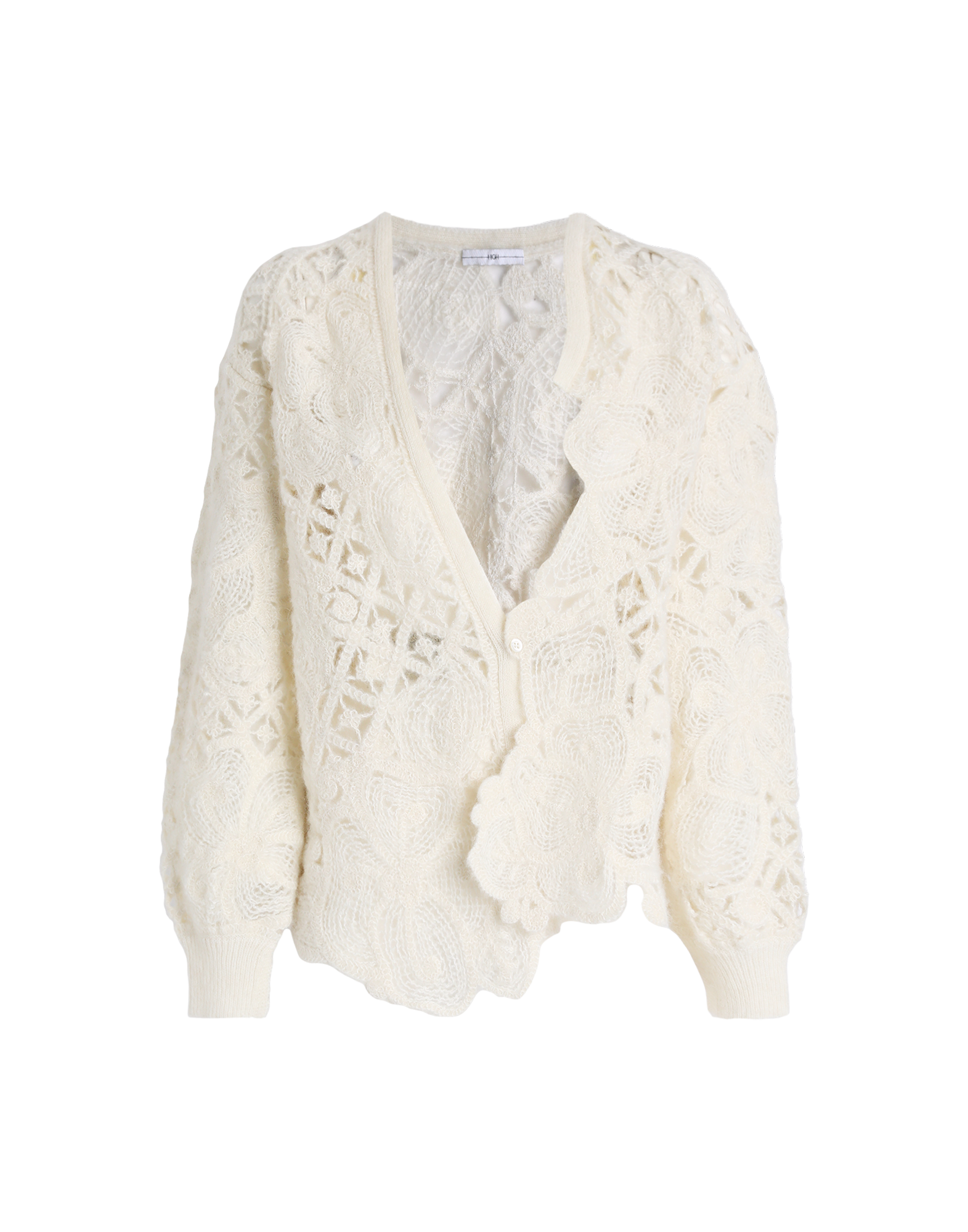 Frontalansicht des BOHEME Cardigans mit floraler Ajourstickerei, V-Ausschnitt, langen Ärmeln, gerippten Bündchen und asymmetrischem Saum in cremeweißer Farbe.