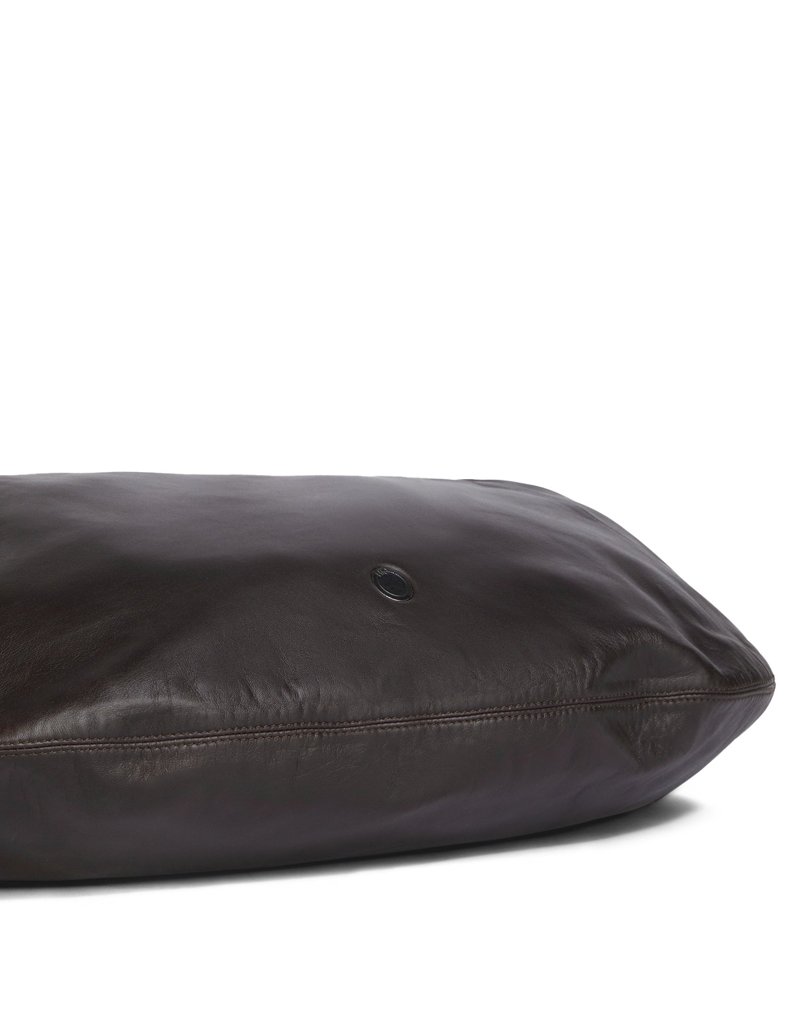 Detailansicht der REFLEX Hobo-Tasche zeigt weiches, dunkelbraunes Nappaleder mit sichtbarer Logoprägung und feiner Naht.