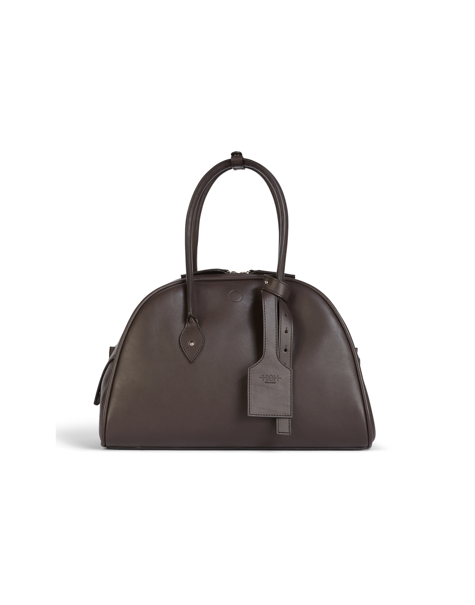 Frontalansicht der BELUGA Tasche: Dunkelbraune Bowling Bag mit verstärkten Doppelhenkeln, abnehmbarem Lederanhänger und sichtbarem Logo. Glattes Kalbsleder.