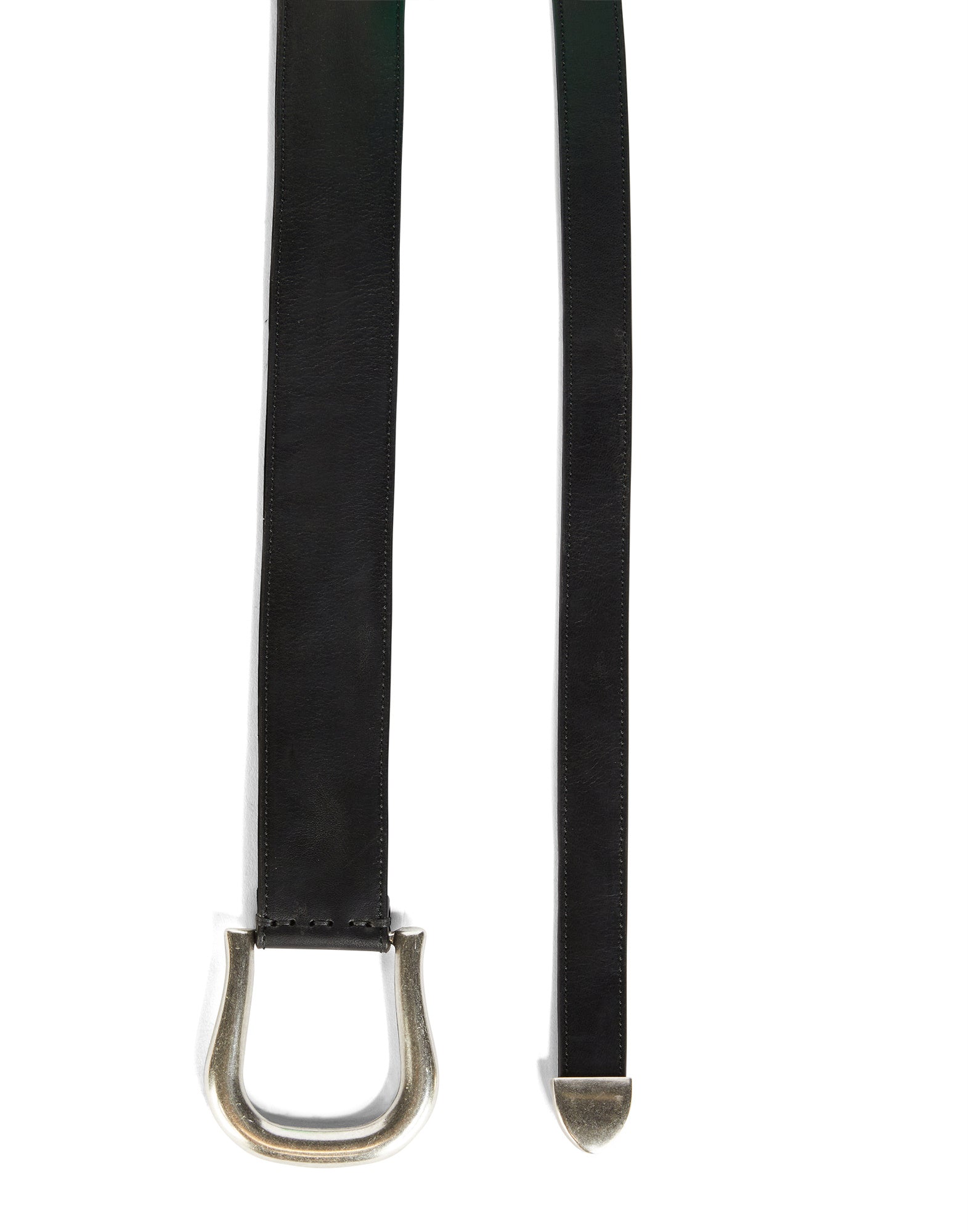 Frontalansicht: Der Ledergürtel SHORTY mit großer, antiksilberner Metallschnalle links und spitzem Ende mit Metalleinfassung rechts auf weißem Hintergrund.