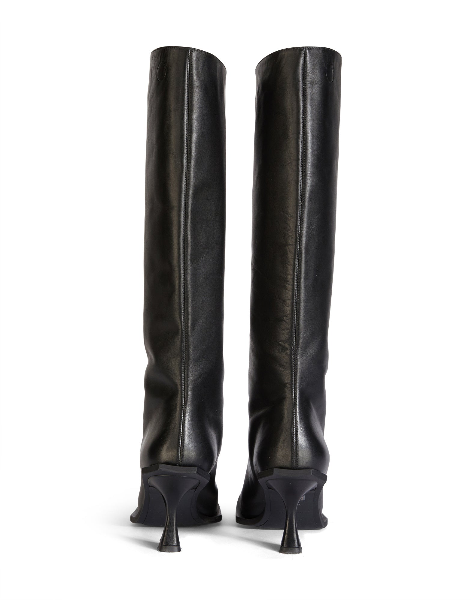 Rückansicht des BOULEVARD Stiefels, knielang, aus schwarzem Leder mit markantem Trichterabsatz und geprägtem Logo am oberen Rand.