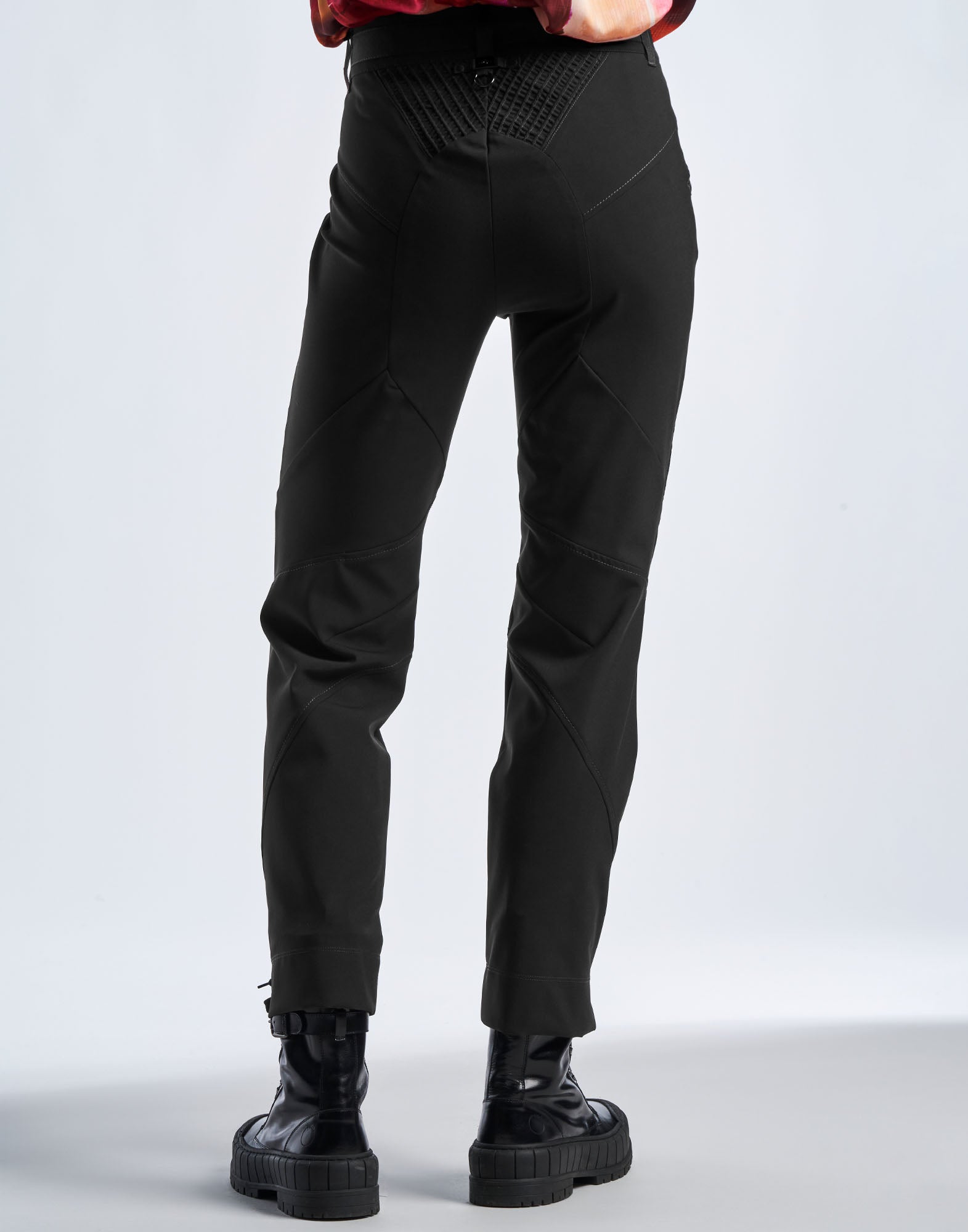 Rückansicht der Hose DEVIATE, inspiriert vom Motocross-Stil, mit mehrfachen diagonalen Nähten, Motocross-Passe und schwarzem Funktions-Twill-Stoff.