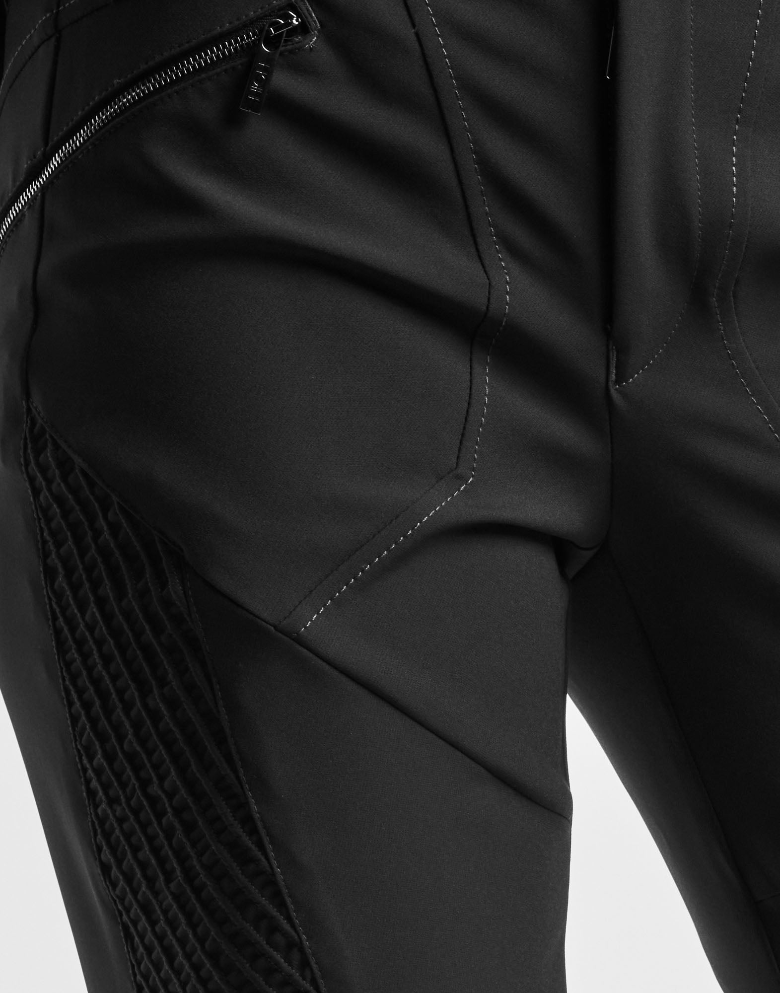 Detailansicht der DEVIATE Hose zeigt diagonale Steppnähte, einen sichtbaren Reißverschluss und strukturierte Stoffeinsätze, inspiriert vom Motocross-Design.