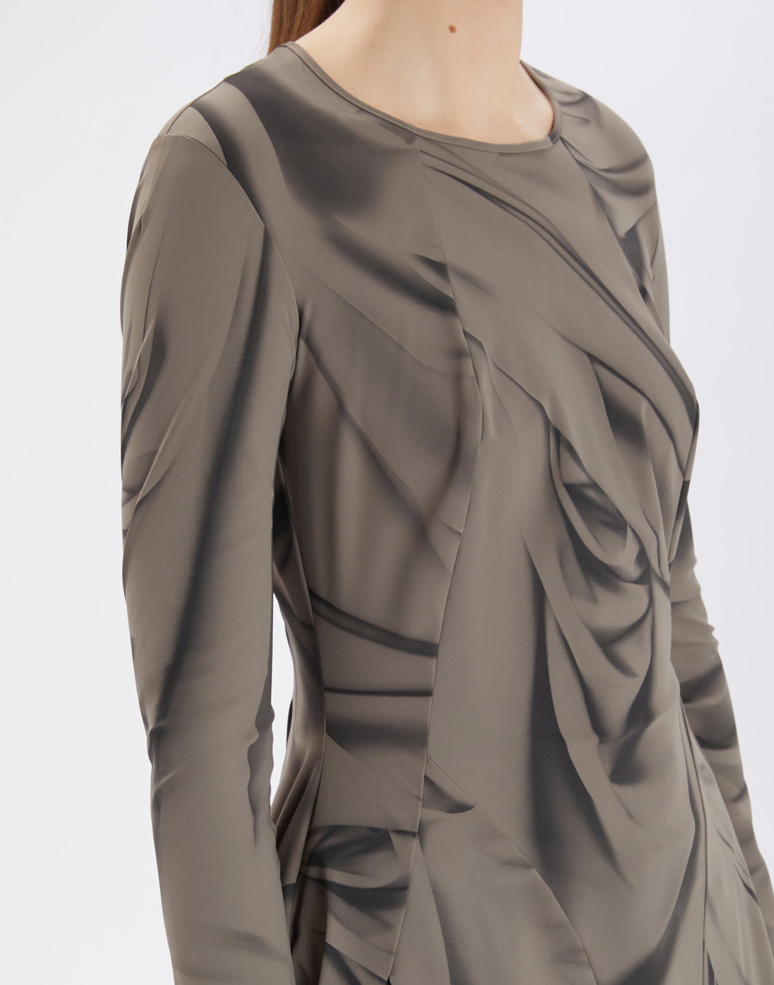 Detailansicht des AT-LENGTH Kleids aus der HIGH TECH Linie von vorne, zeigt den künstlerischen Drapery-Druck, den runden Ausschnitt und die lange Ärmel.