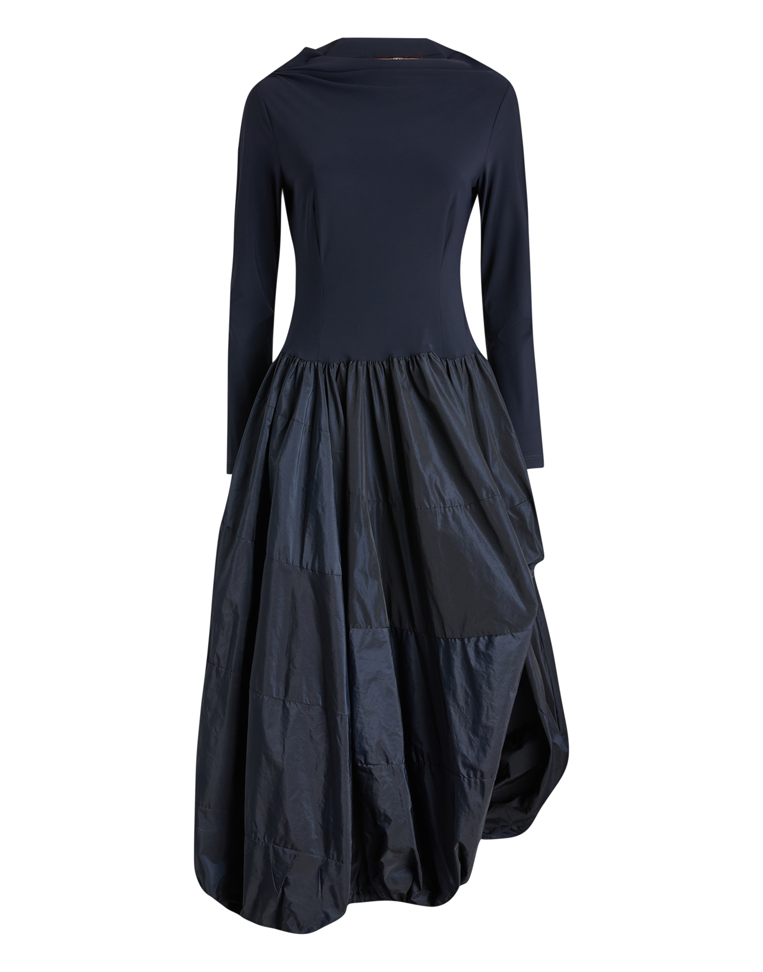 Frontalansicht des GRID Kleids mit langem, schlichtem Sensitive(R)-Oberteil, langen Ärmeln und ballonförmigem Rockteil aus glänzendem technischem Taft.