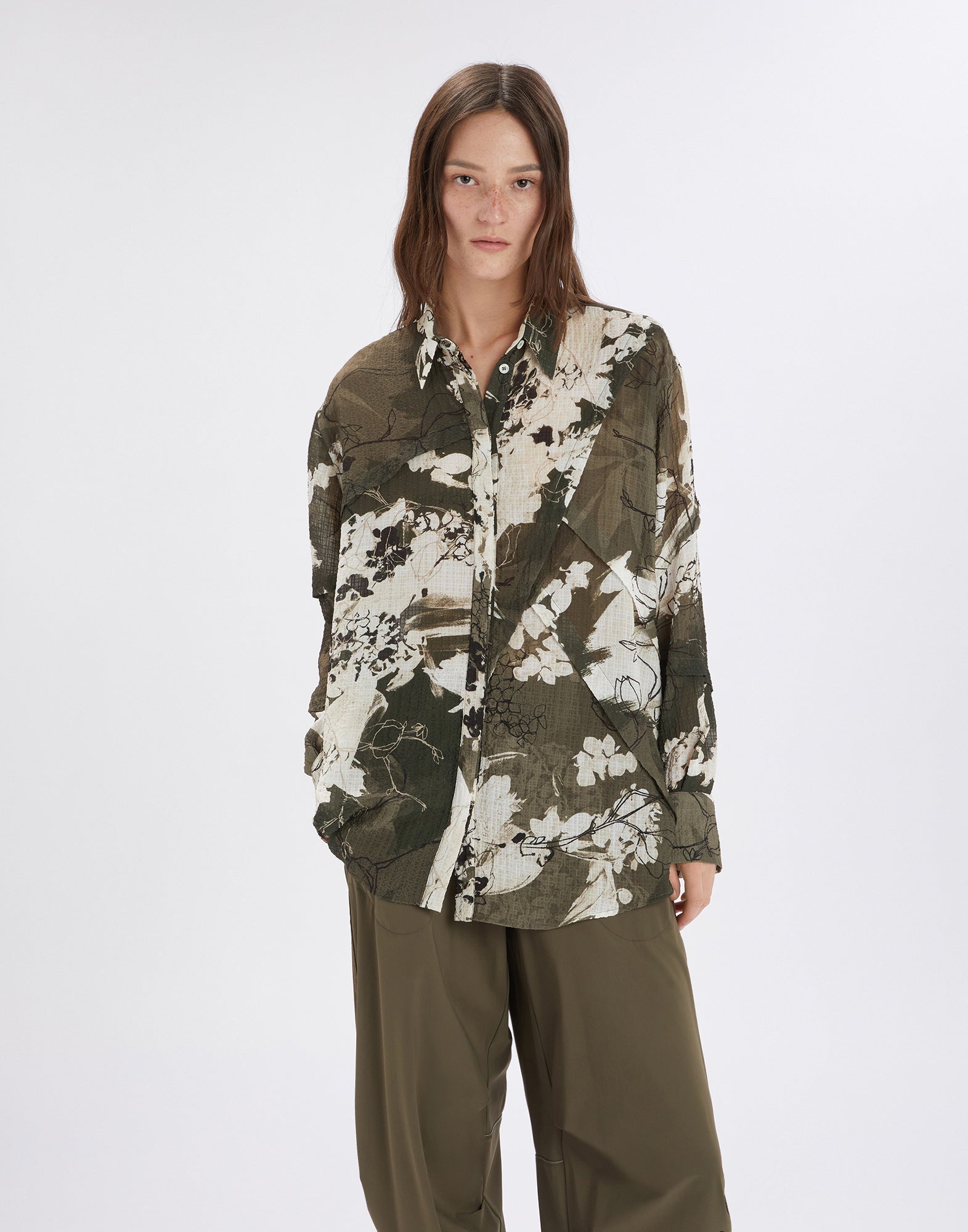 Frontalansicht von WARRANT, einem oversized Hemd mit Layered Flowers Muster in Grün- und Khakitönen, abstrakte Blumen und geometrische Formen, lange Ärmel.