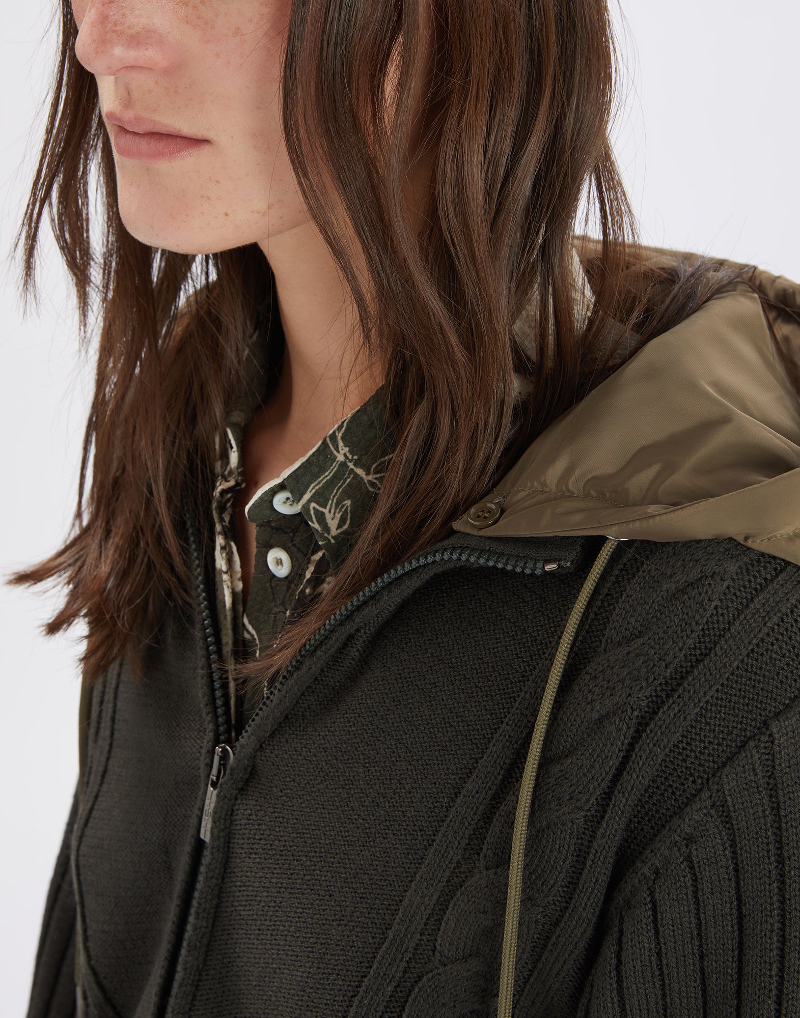 Detailansicht von vorne: Frau trägt FREIZE Strickjacke mit Zopf- und Rippenmuster, Nylon-Kapuze mit Kordelzug und Reißverschluss, weiche Woll-Nylon-Mischung.