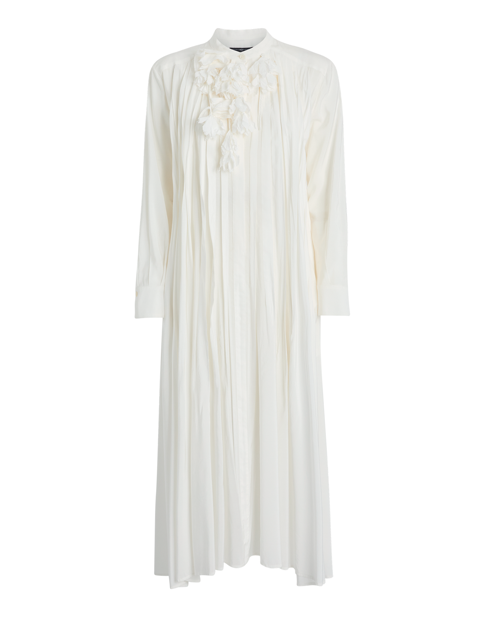 Frontalansicht des GALAXY Kleides in Off-White mit Stehkragen, verdeckter Knopfleiste, langen Ärmeln und floraler Applikation am Kragen, unregelmäßigen Falten und leicht asymmetrischem Saum.