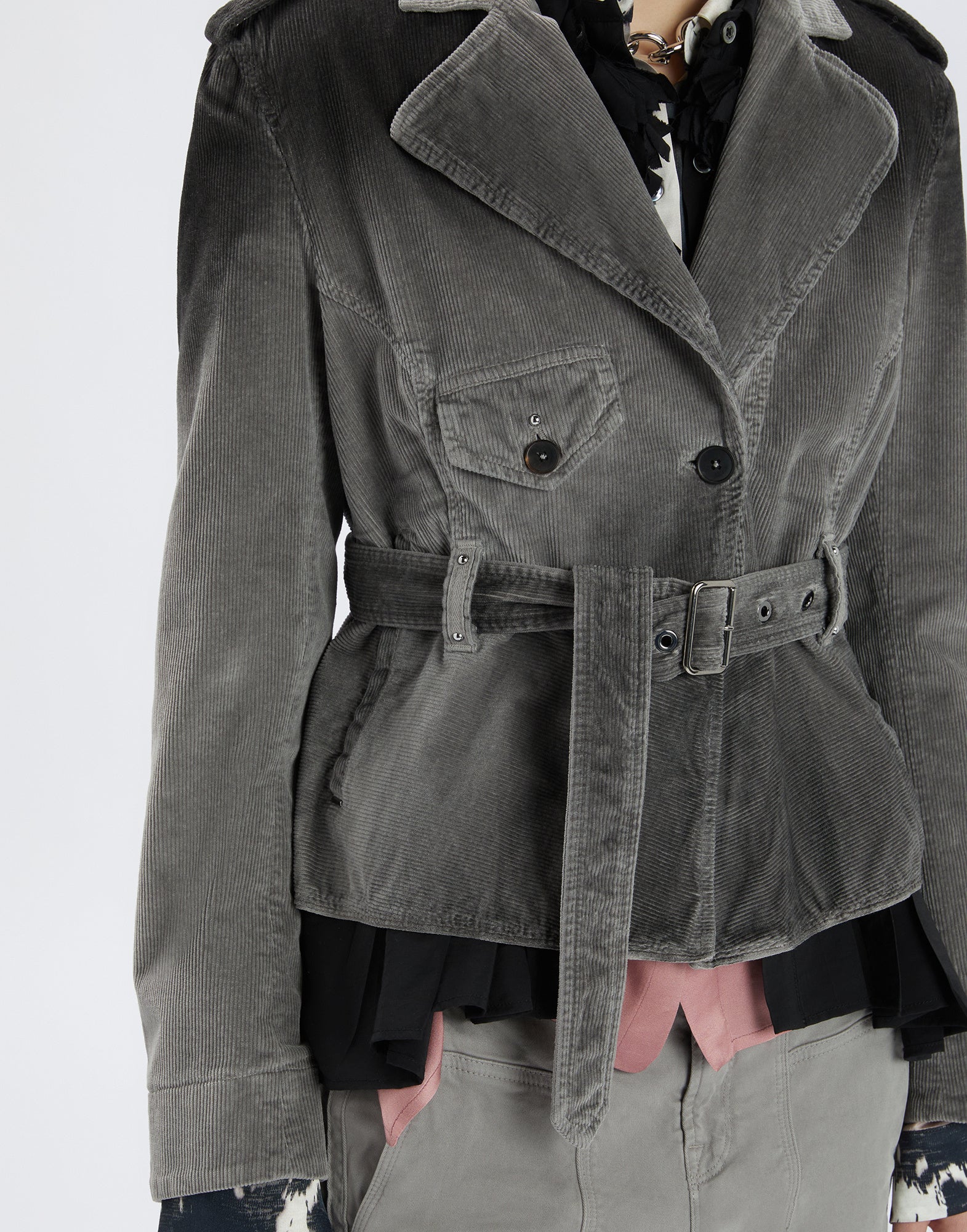 Frontalansicht der GIG Bikerjacke aus grauem Cordstoff mit breitem Revers, doppelter Knopfleiste, Taillengürtel mit Schnalle und Brusttasche mit Knopf.