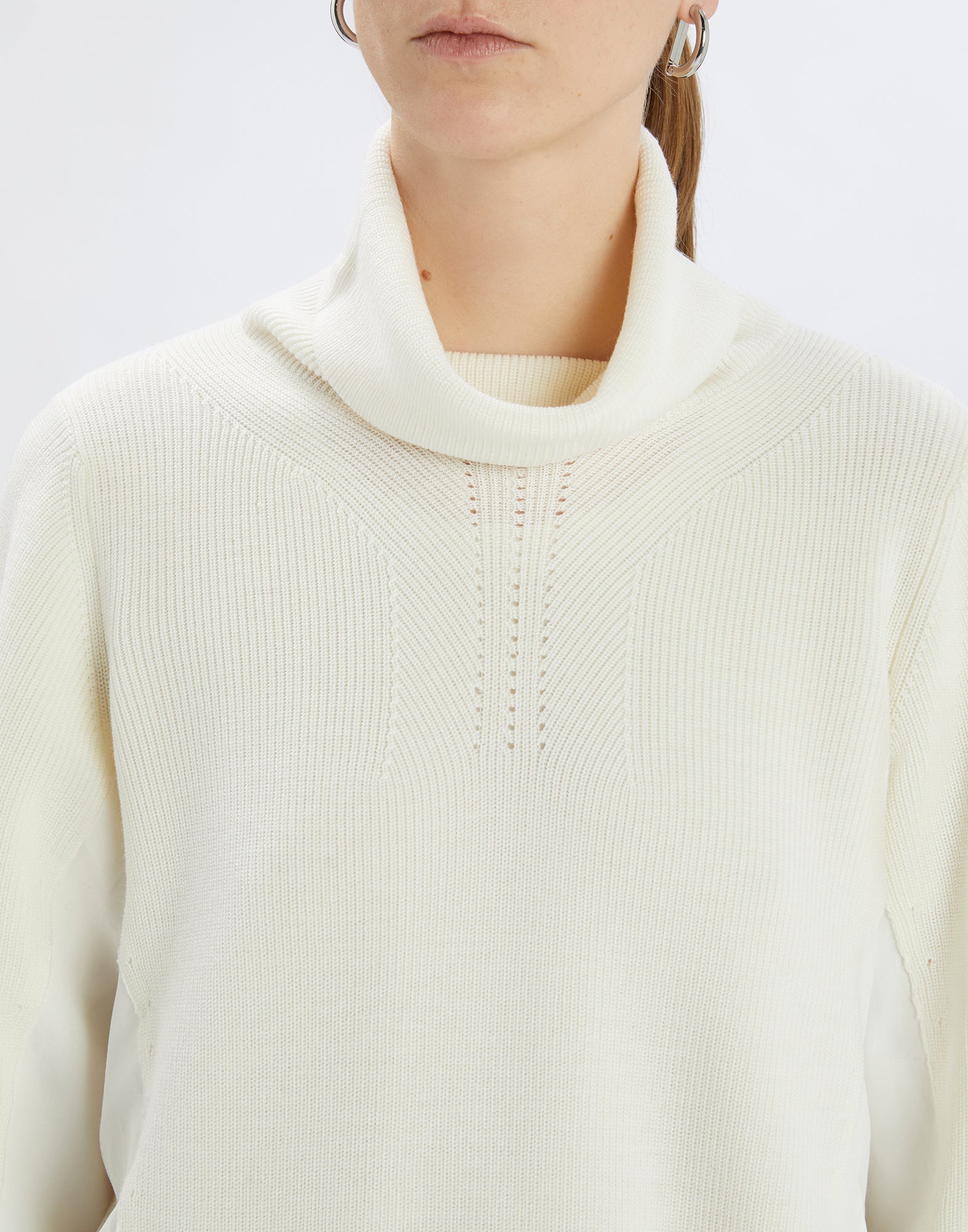 Frontalansicht des HEART-BIT Pullis in Cremeweiß, hoher Kragen, Strukturmix aus Wolle und Baumwollpopeline, vorne mit feinem Strickmuster und weichem Griff.
