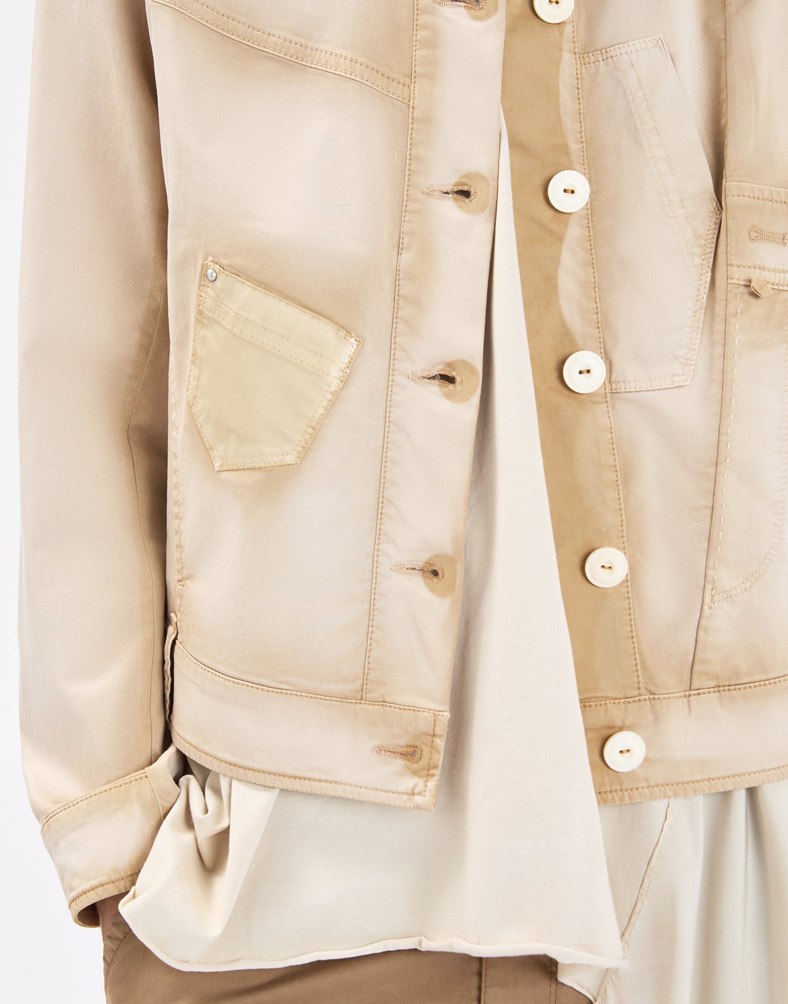 Detail view, front view: ONSET jacket in beige cotton satin with gradient effect, slanted chest pocket, visible button placket with light buttons and hem detail over a light blouse.