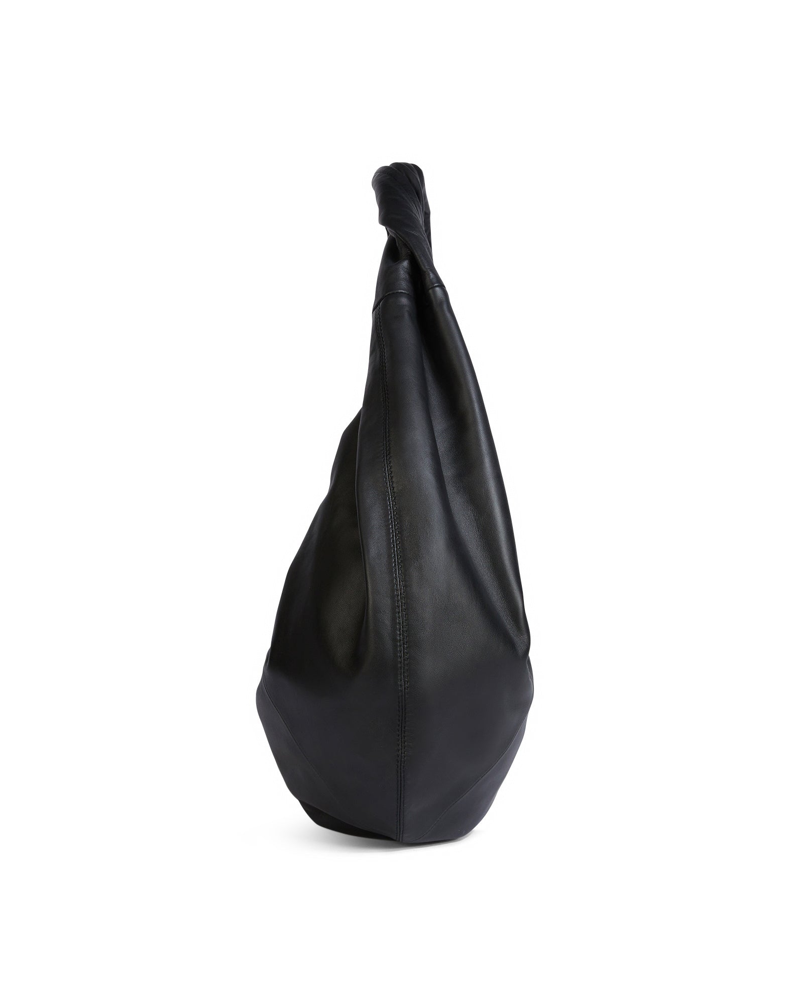 Seitenansicht der REFLEX Hobo-Tasche aus schwarzem, weichem Nappaleder mit geflochtenem Griff und markanter runder Form, stehend auf weißem Hintergrund.