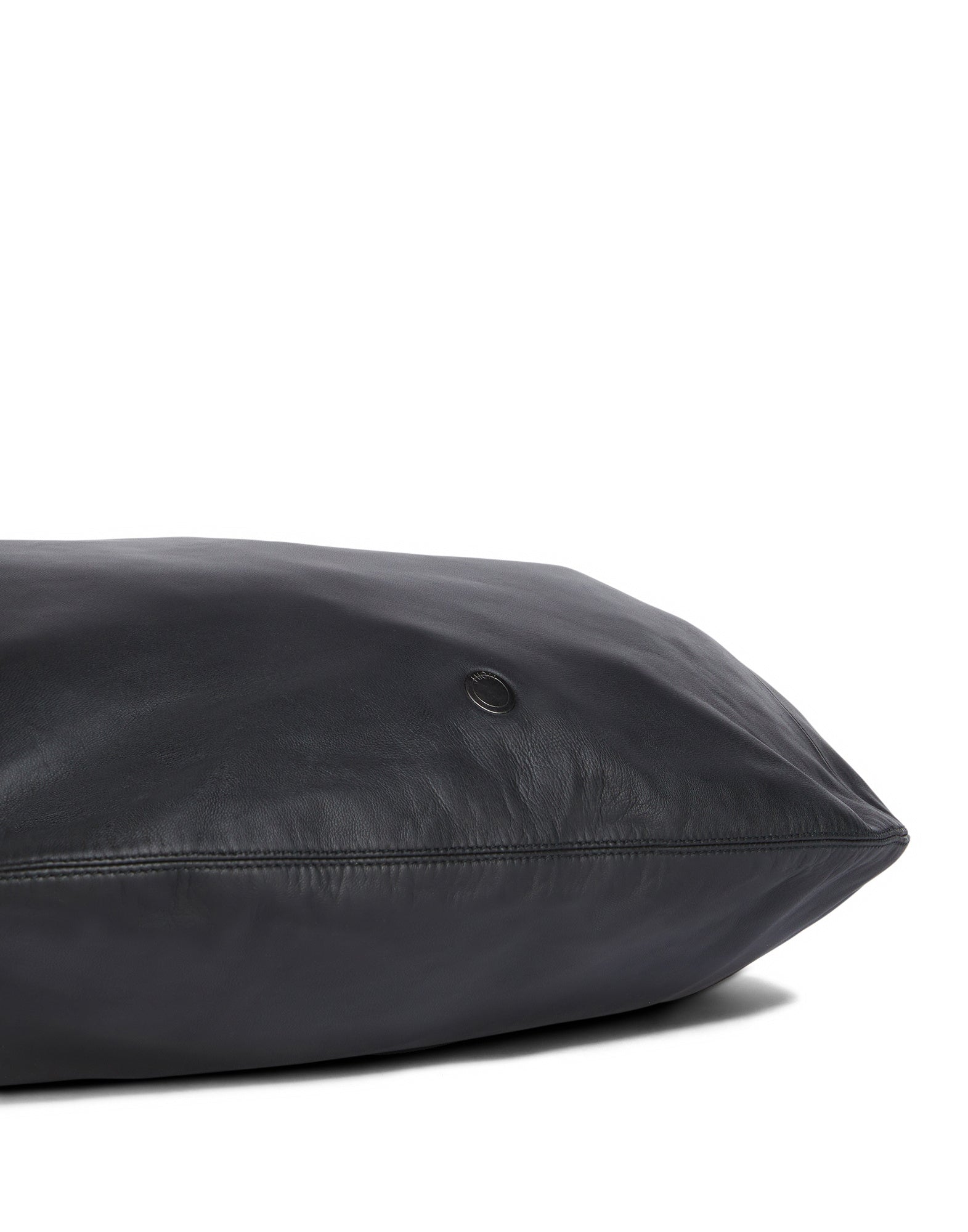 Detailansicht aus seitlicher Perspektive, zeigt die Unterseite der REFLEX Hobo-Tasche aus weichem, schwarzem Nappaleder mit sichtbarer Logo-Prägung.