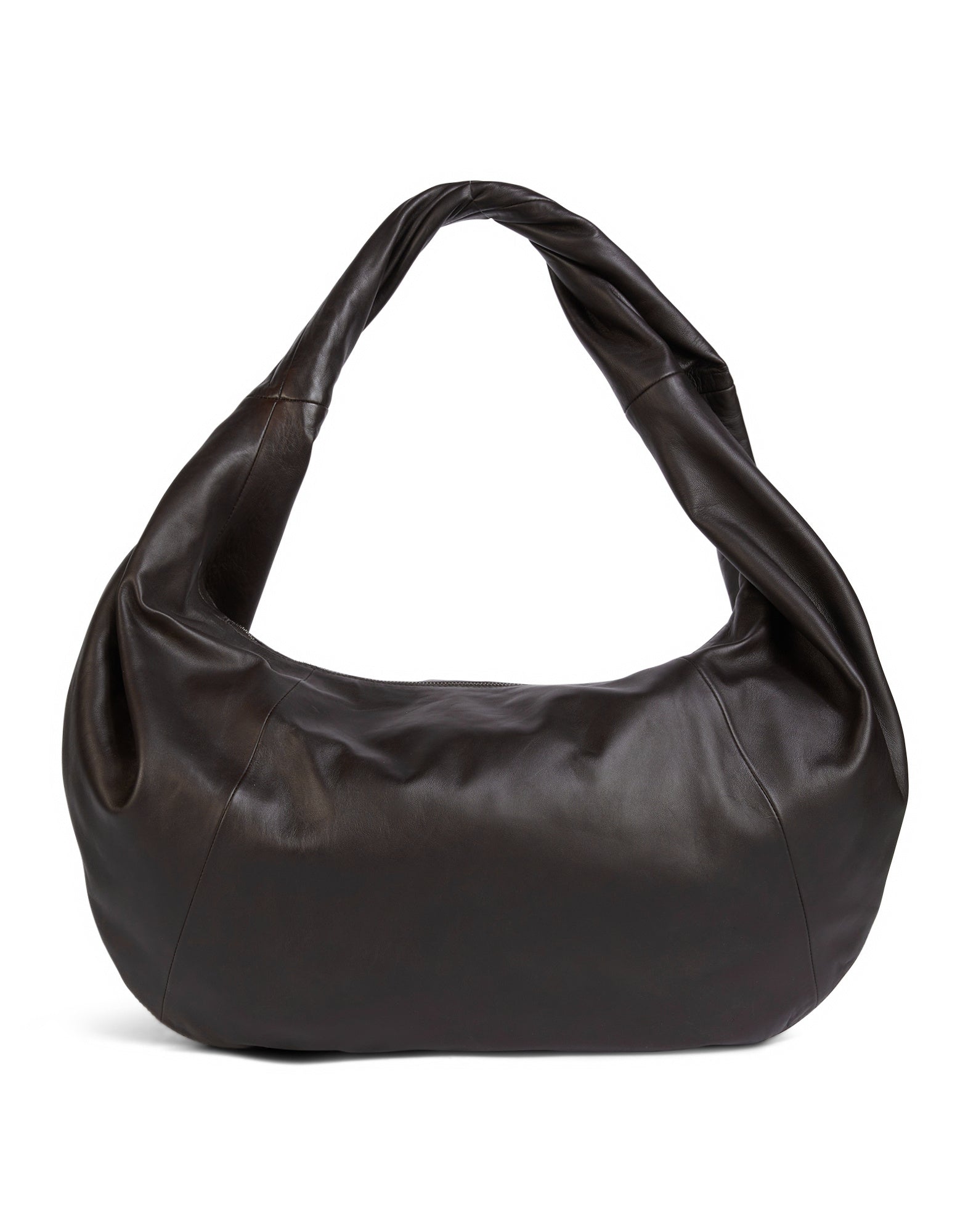 Frontalansicht der REFLEX, einer großen Hobo-Tasche aus dunkelbraunem, weichem Nappaleder mit runder Form und geflochtenem Schulterriemen.