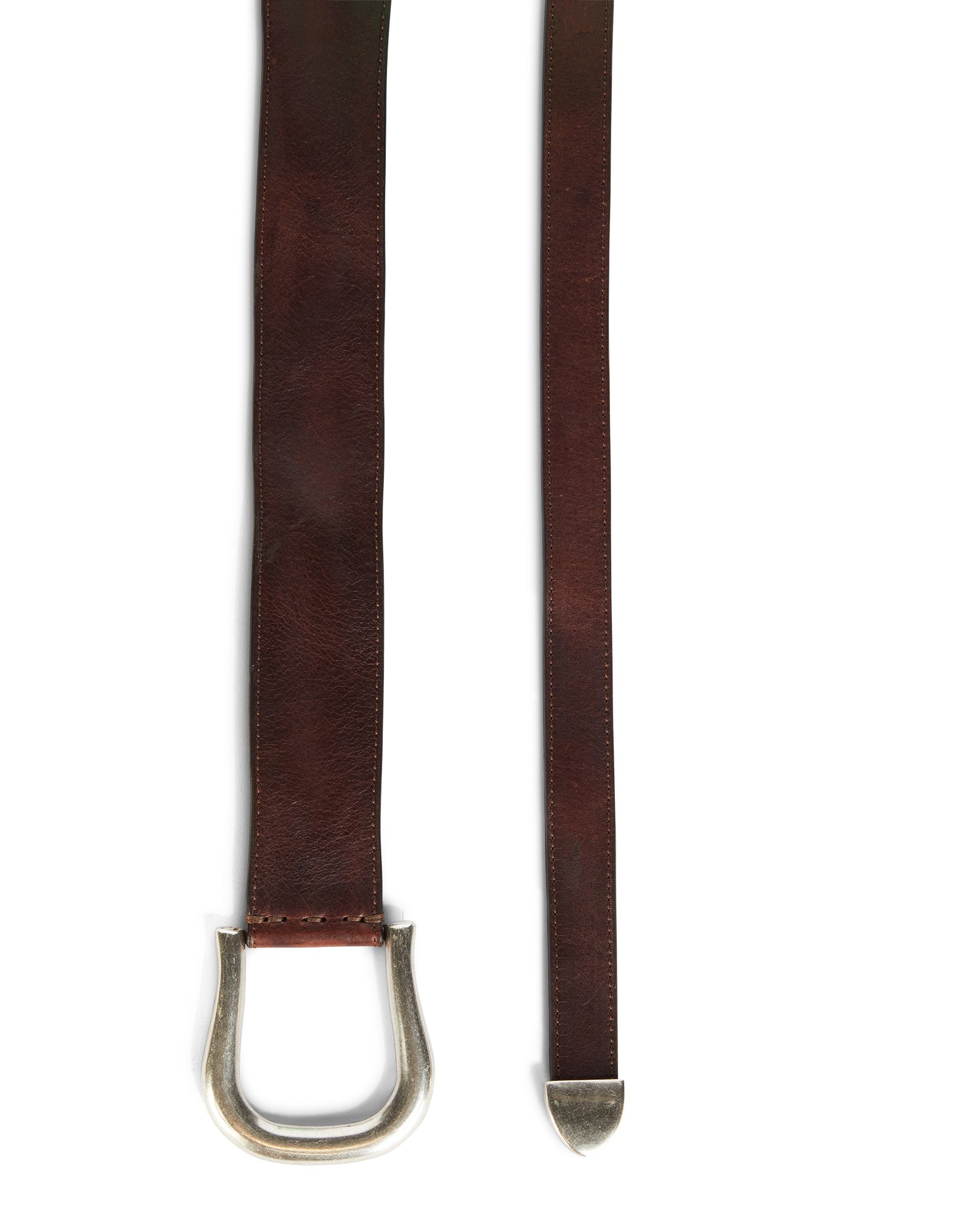 Frontalansicht des SHORTY Gürtels aus braunem Kalbsleder mit großer, antiksilberner Metallschnalle und Metallspitze, auf weißem Hintergrund liegend.