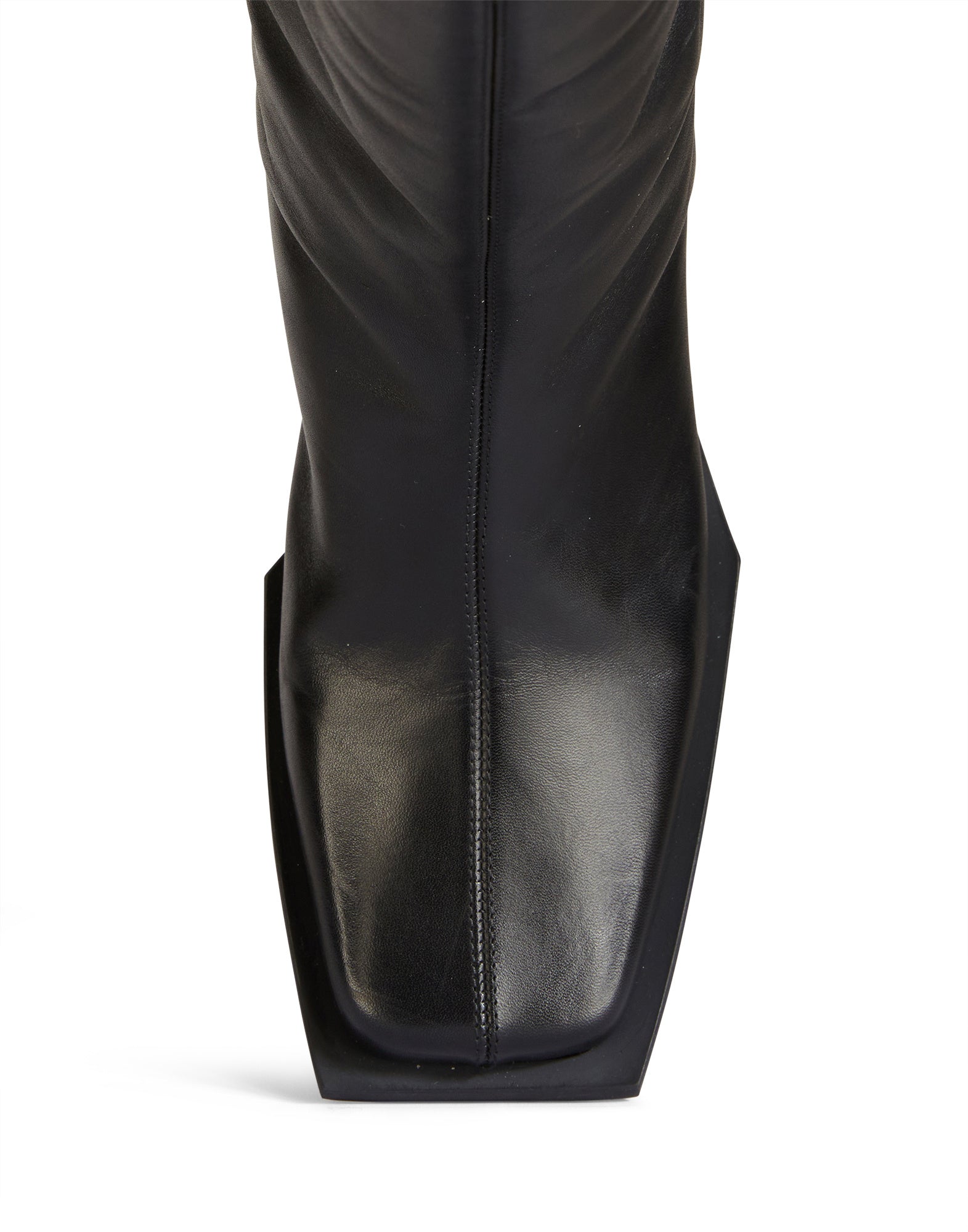 Front view of BOULEVARD boot, highlighting the pronounced square toe and slightly protruding sole made of black leather and tunit.