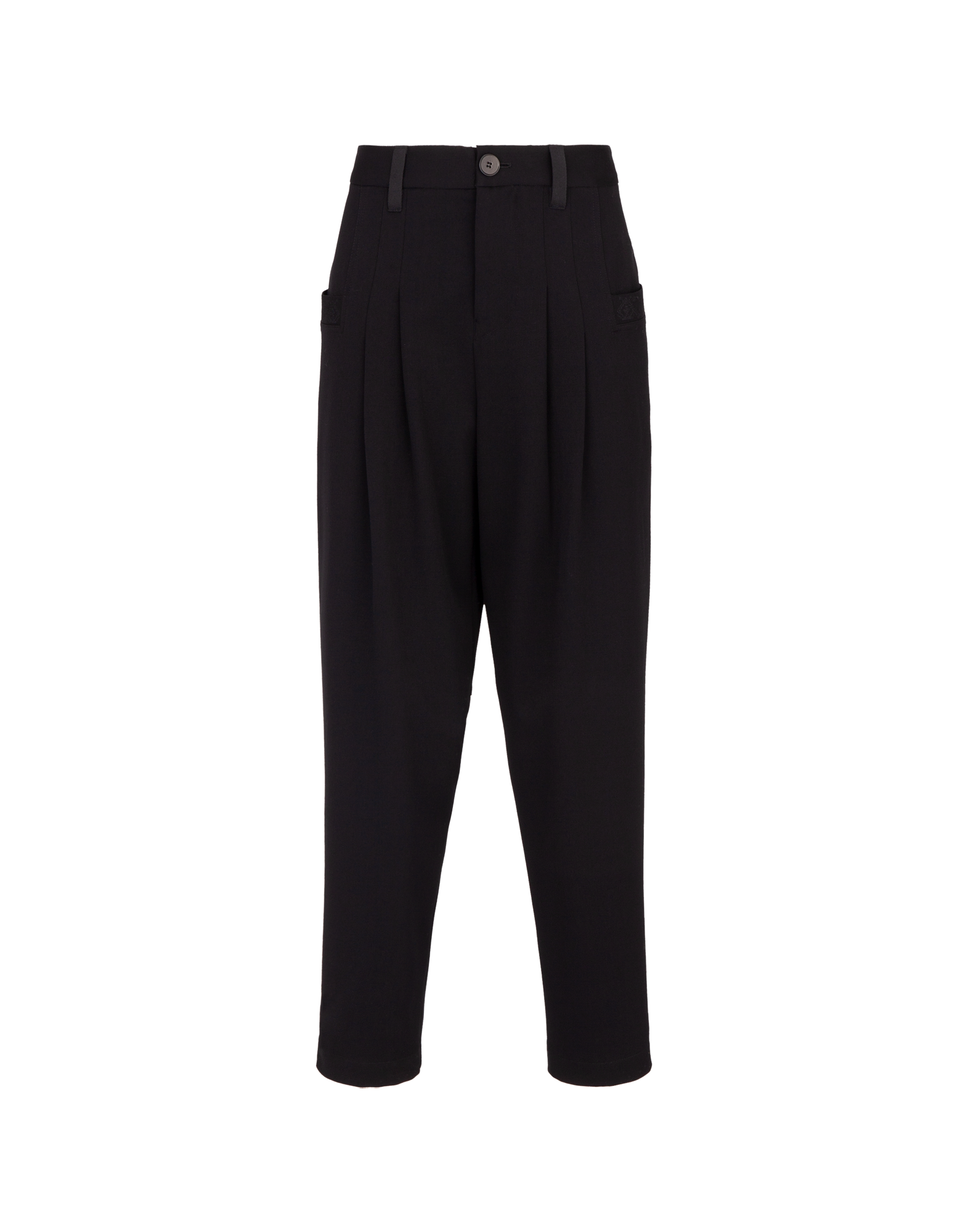 Frontalansicht der schwarzen COMPLY Hose aus weichem Funktionstwill, konisch geschnitten, mit Bundfalten, Gürtelschlaufen und sichtbarem Knopf am Bund.