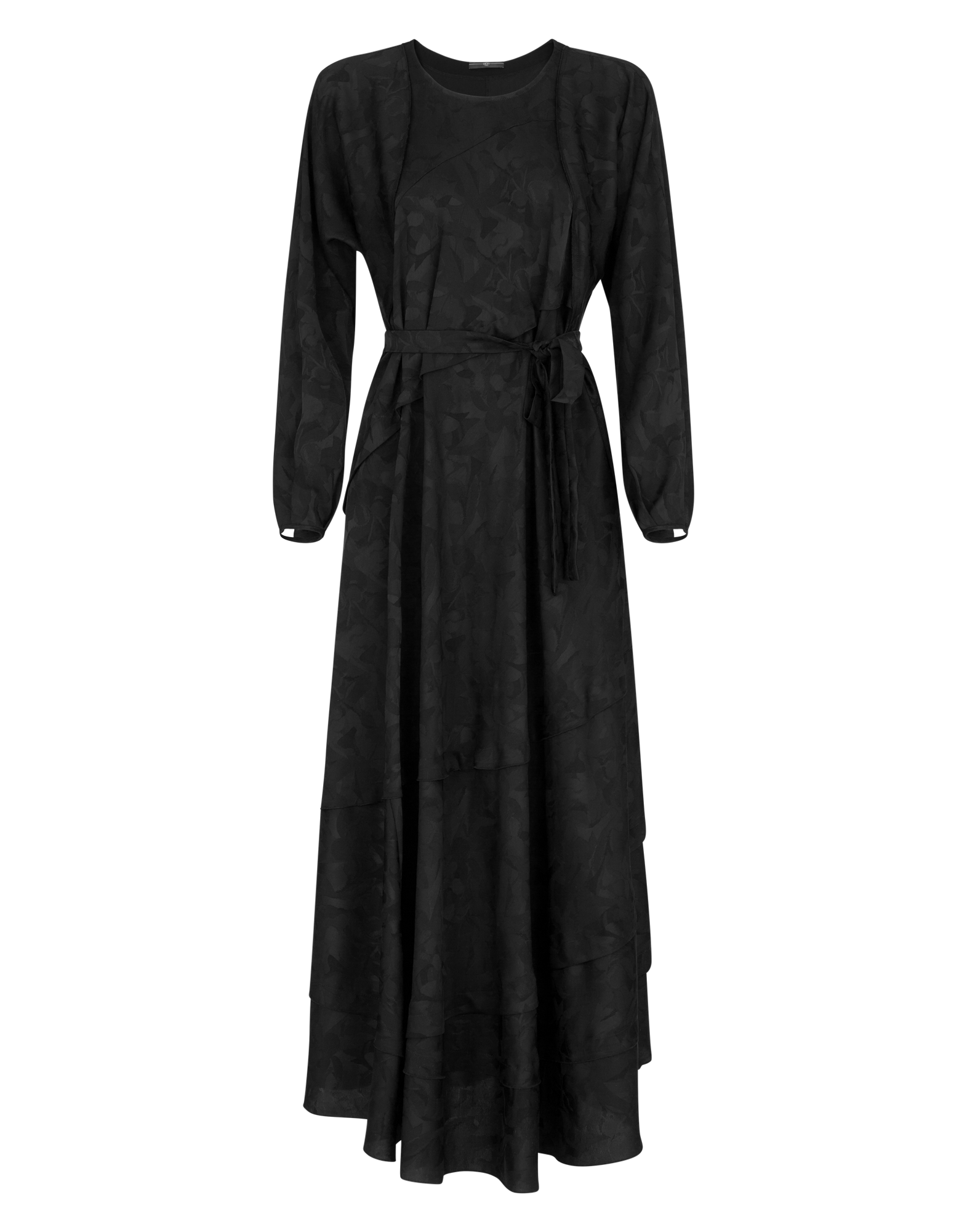 Frontalansicht des FAVOURITE Maxi-Kleids aus schwarzem Funktionssatin mit Damast-Blumenmuster, rundem Ausschnitt, Bindeband an der Taille und langen Ärmeln.