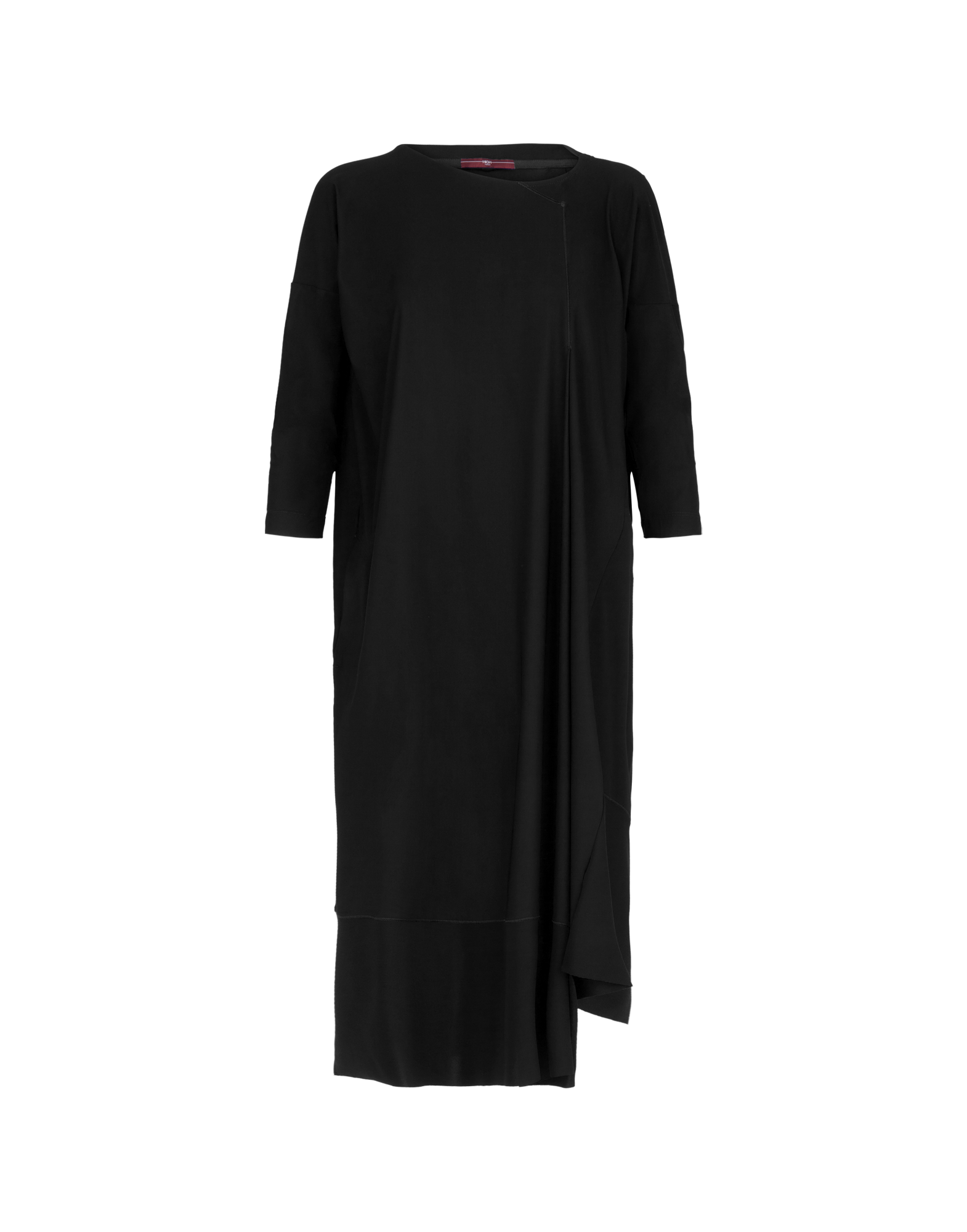 Frontalansicht des PRELUDE Kleids, gerade geschnitten aus schwarzem Sensitive-Jersey mit asymmetrischer Drapierung, Dreiviertelärmeln und schrägem Saumabschluss.