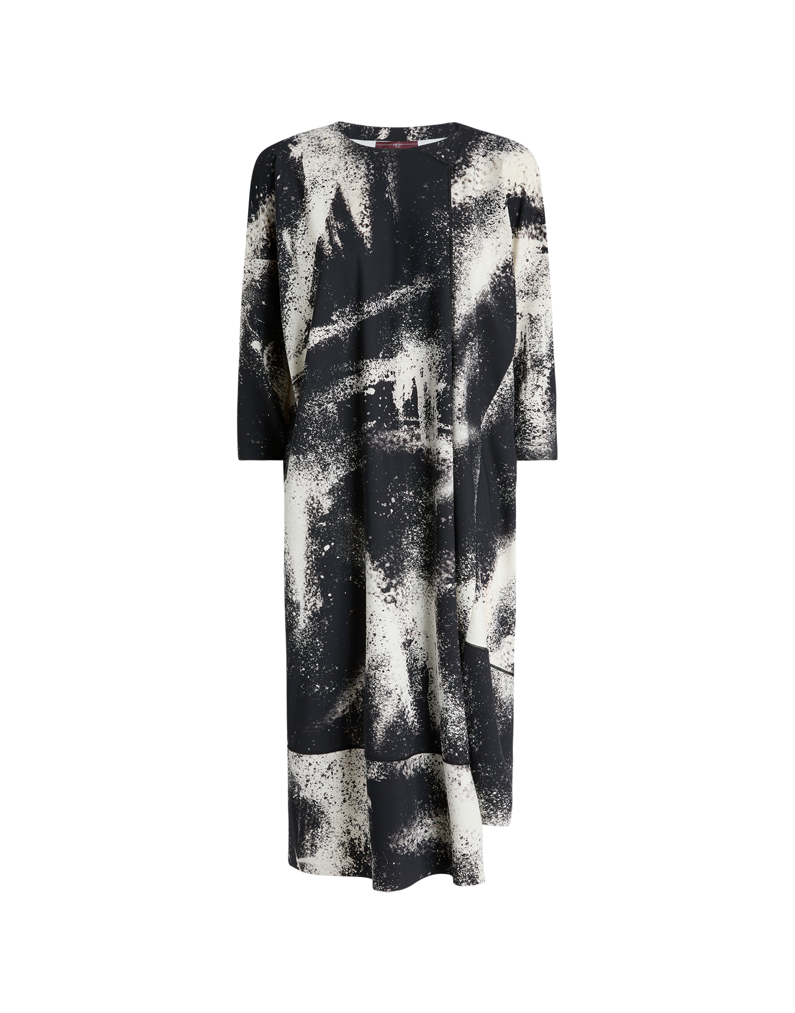 Frontalansicht des PRELUDE Kleides mit fließender, asymmetrischer Passform und auffälligem Spray-Effekt-Druck in Schwarz und Weiß, dreiviertel Ärmel, weiter Saum.