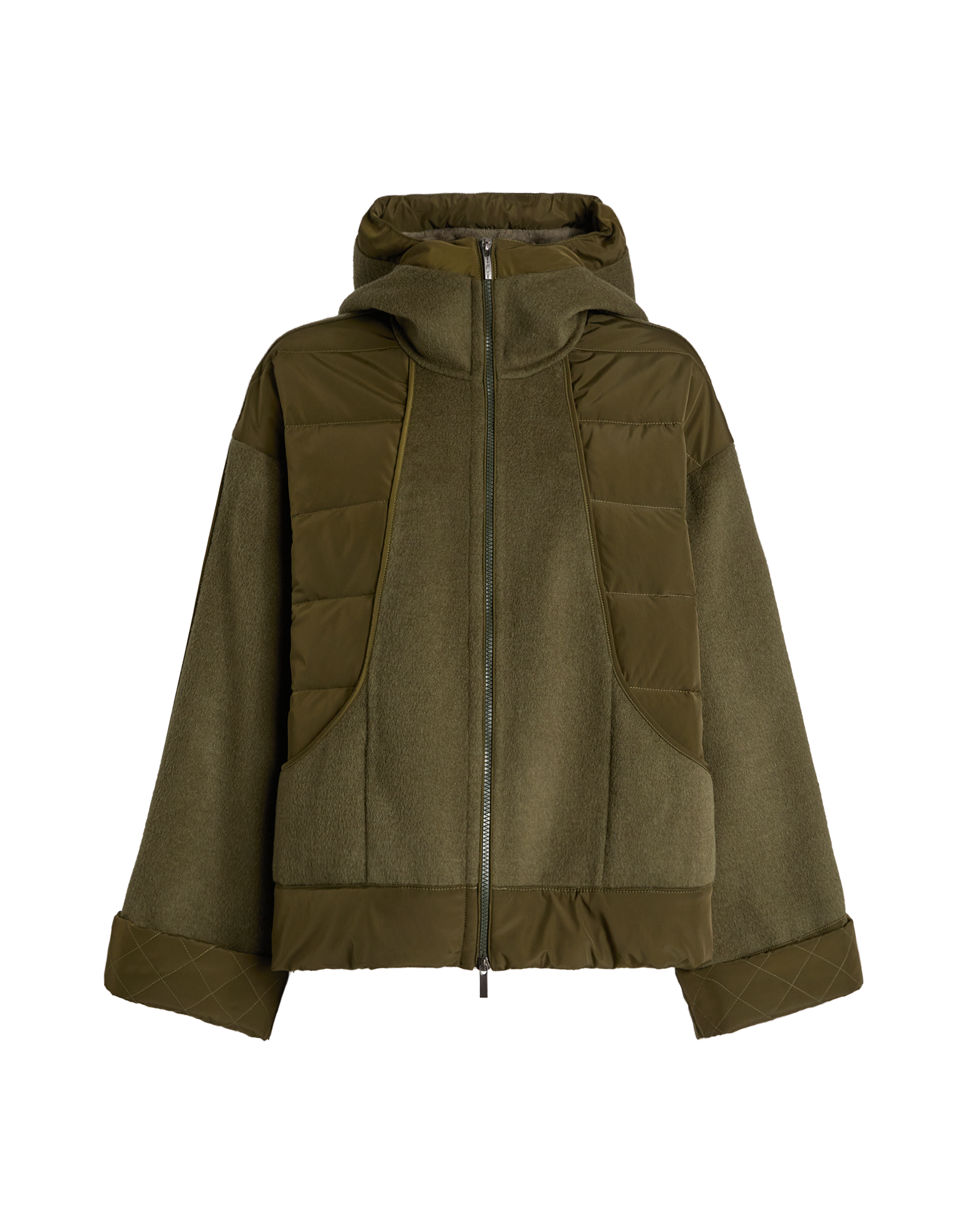 Frontalansicht des Bomberjacke PRIMULA aus olivgrünem Double-Wollstoff und Nylon, mit gesteppten Partien, Kapuze, Reißverschluss und weiten Kimono-Ärmeln.