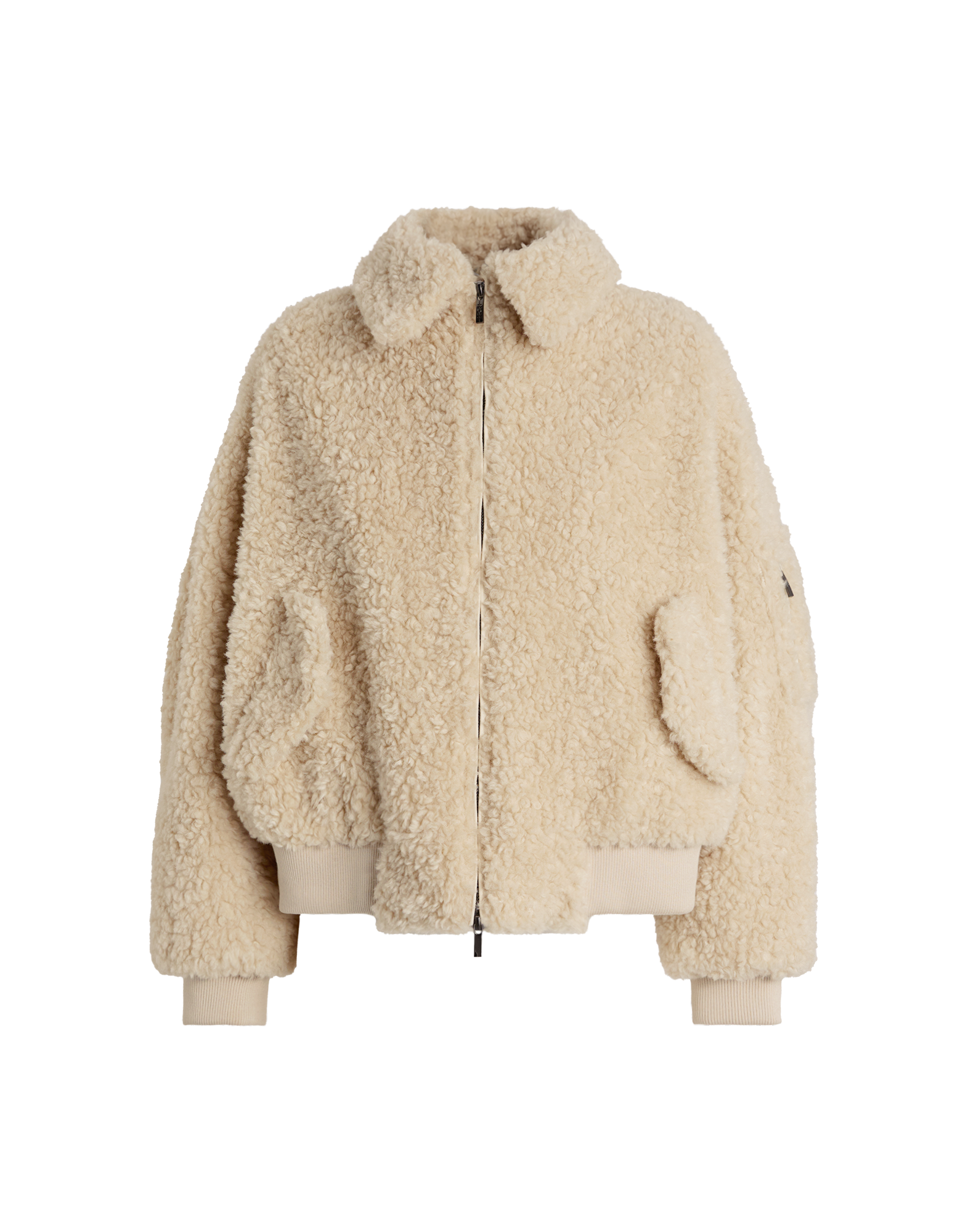 Frontalansicht des RULER Sherpa-Bomberjacke aus beigefarbenem Boucle-Fellstoff mit umgeschlagenem Kragen, vorderem Reißverschluss und großen Pattentaschen. Rippbündchen an Ärmeln und Saum.