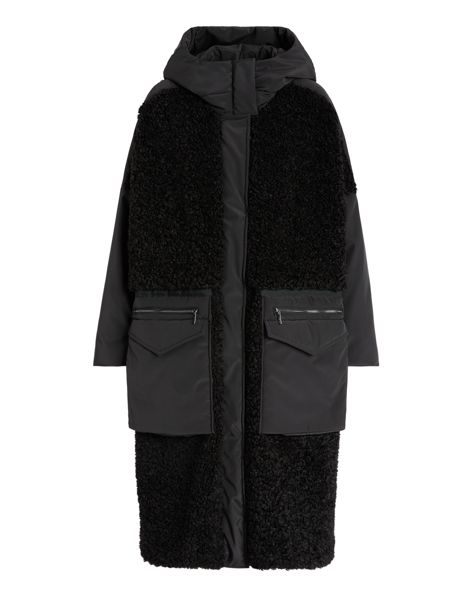Frontalansicht des ANNOTATE Mantels aus schwarzem Sherpa-Gewebe mit Nylon-Einsätzen, großer Kapuze, auffälligen Fronttaschen mit Reißverschluss und Stehkragen.