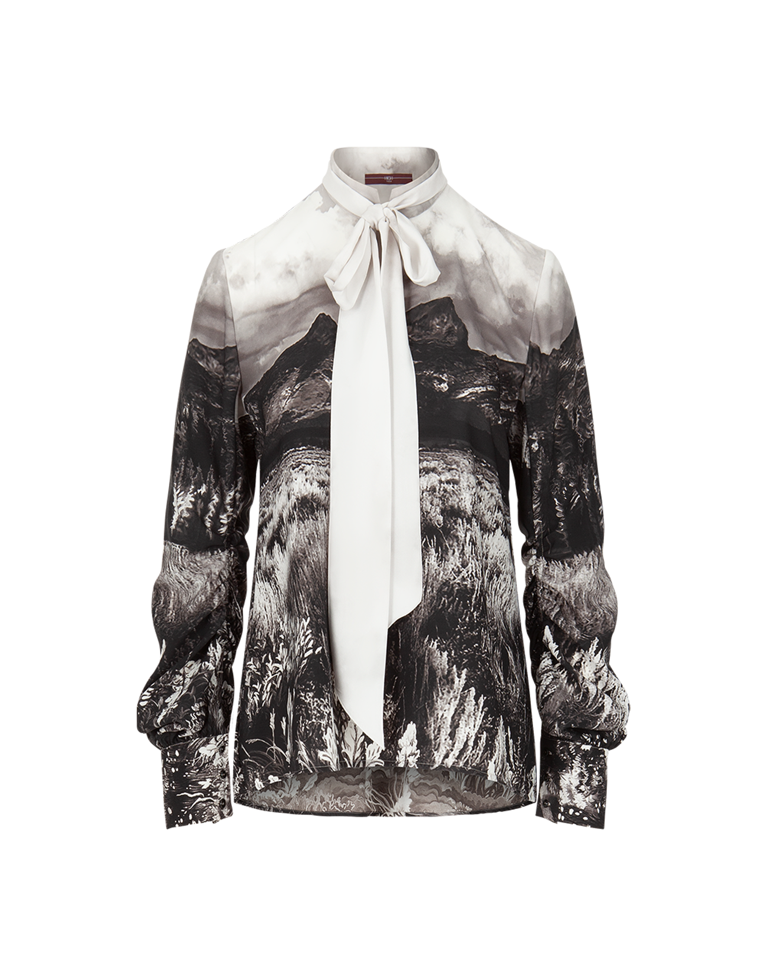 Frontalansicht: AMAZEMENT Bluse aus Funktionskrepp mit schwarz-weißem ‚Wyoming‘-Druck, Stehkragen, länglichem Halsband und gerafften Ärmeln, abgerundeter Saum.