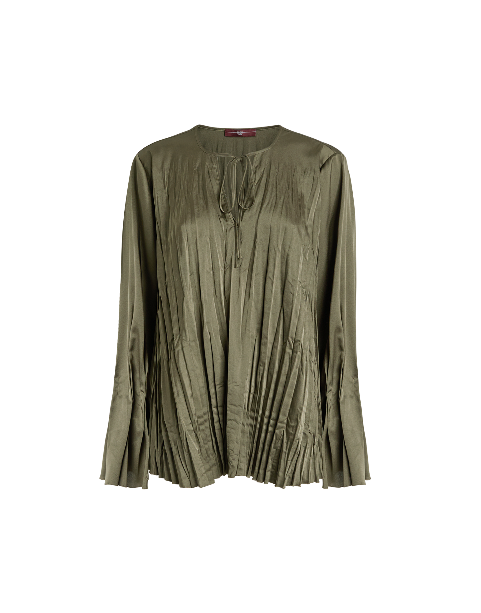 Frontalansicht der Bluse ONTOP: locker geschnittenes Modell aus glänzendem, olivgrünem Satin mit Plisseeeffekt, weitem Rundhalsausschnitt mit Bindeband und langen, weiten Ärmeln.
