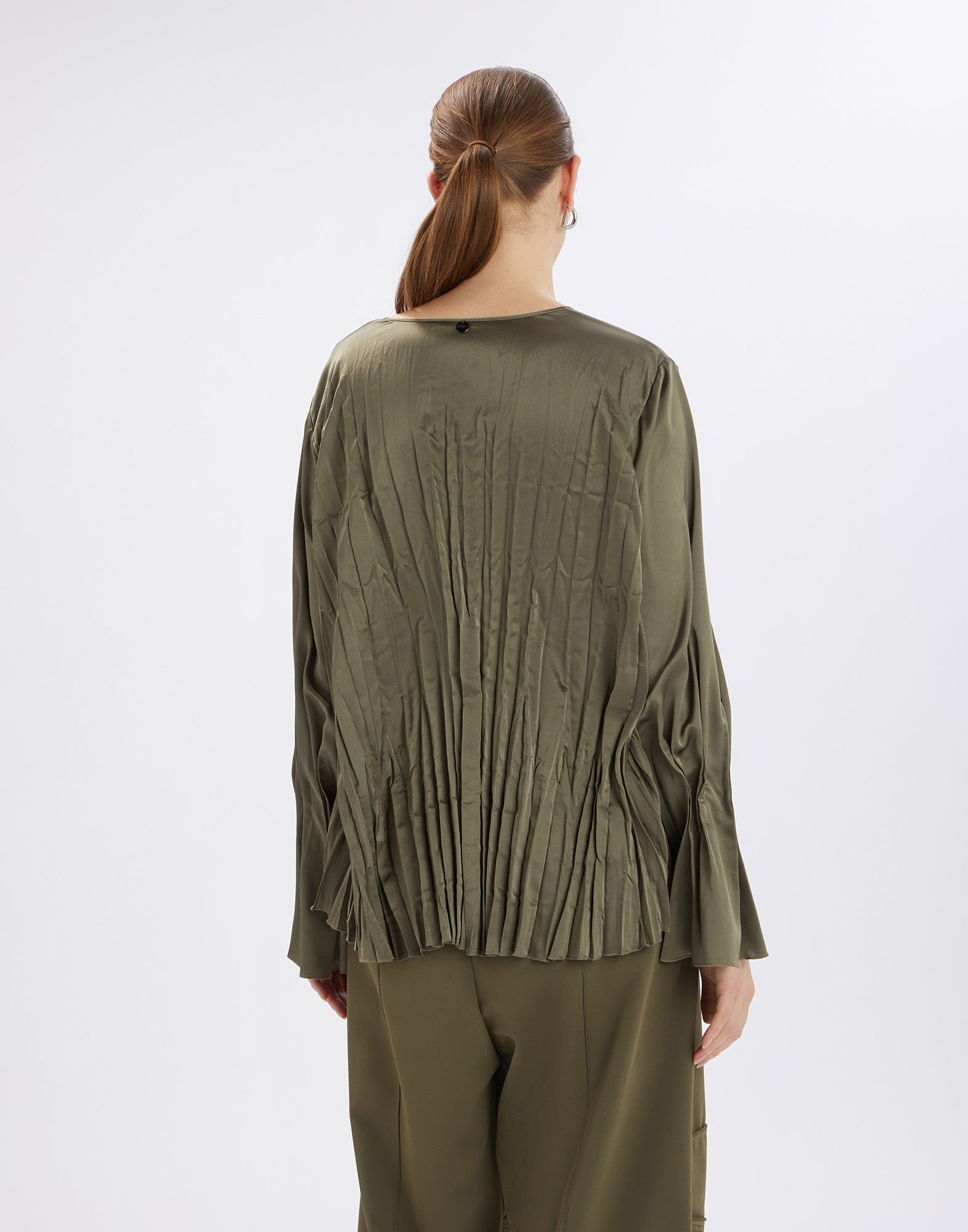 Rückansicht der ONTOP Bluse in Olivgrün, mit plissiertem Effekt am Rücken und weiten Ärmeln aus glänzendem Satin, getragen von einer Person.
