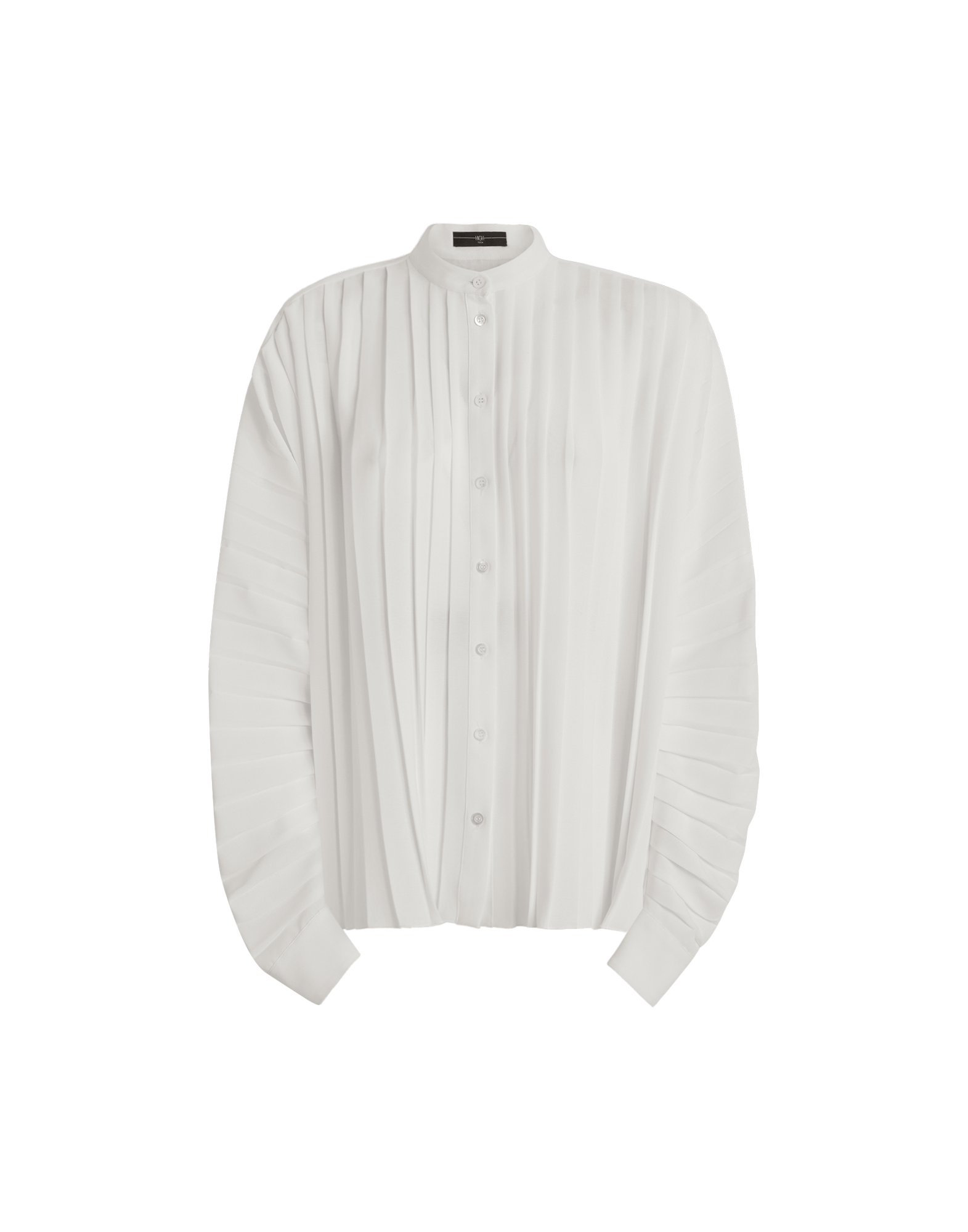 Frontalansicht der Bluse SLIM mit zarten Plisseefalten, Mao-Kragen, Knopfleiste und langen Ärmeln aus weißem, leicht glänzendem Satin-Stoff.