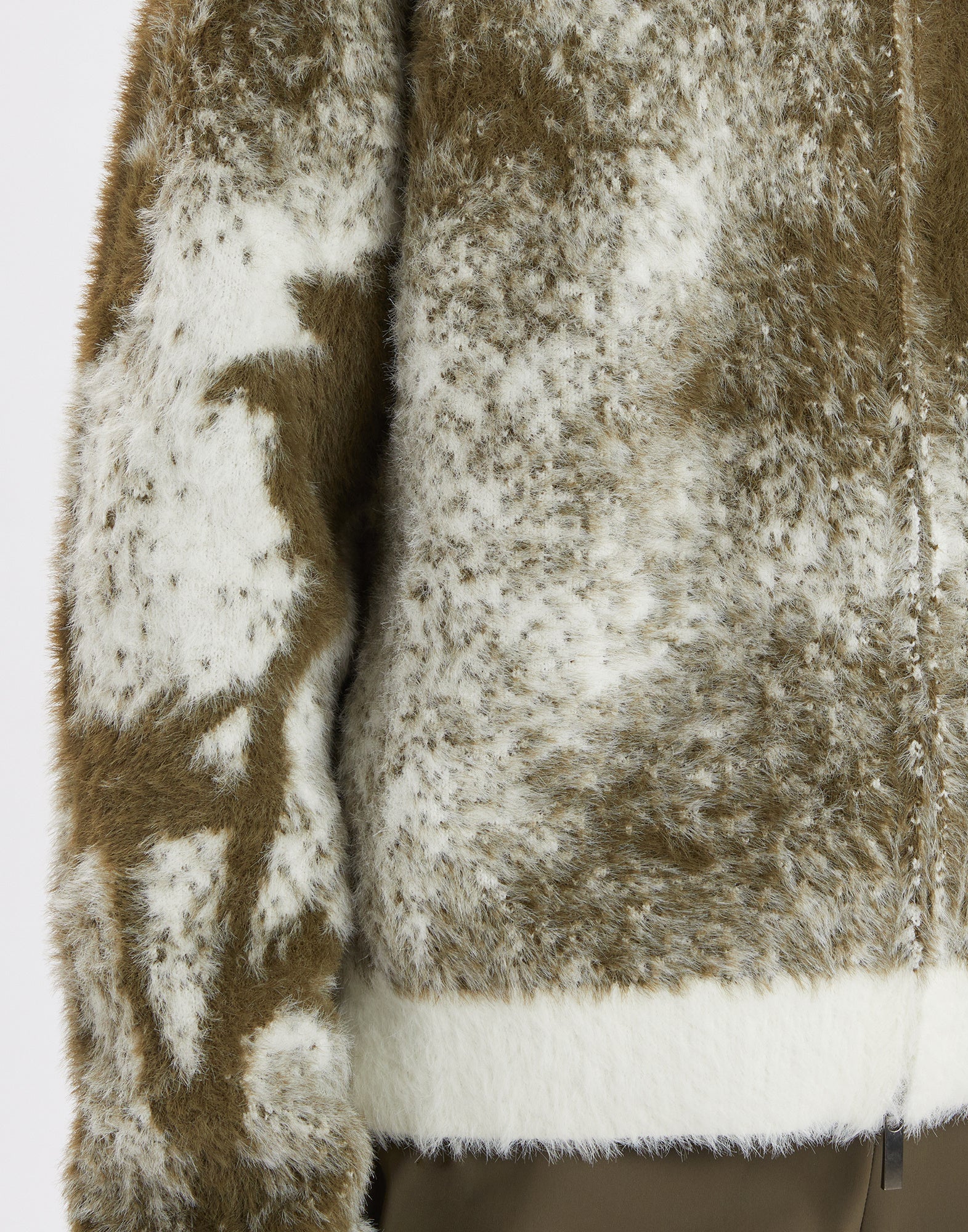 Detailansicht des SUMMON UP Cardigans mit bicolor Jacquard, flauschiger, weicher Oberfläche und floralem Muster am rechten Ärmel, Reißverschluss sichtbar.